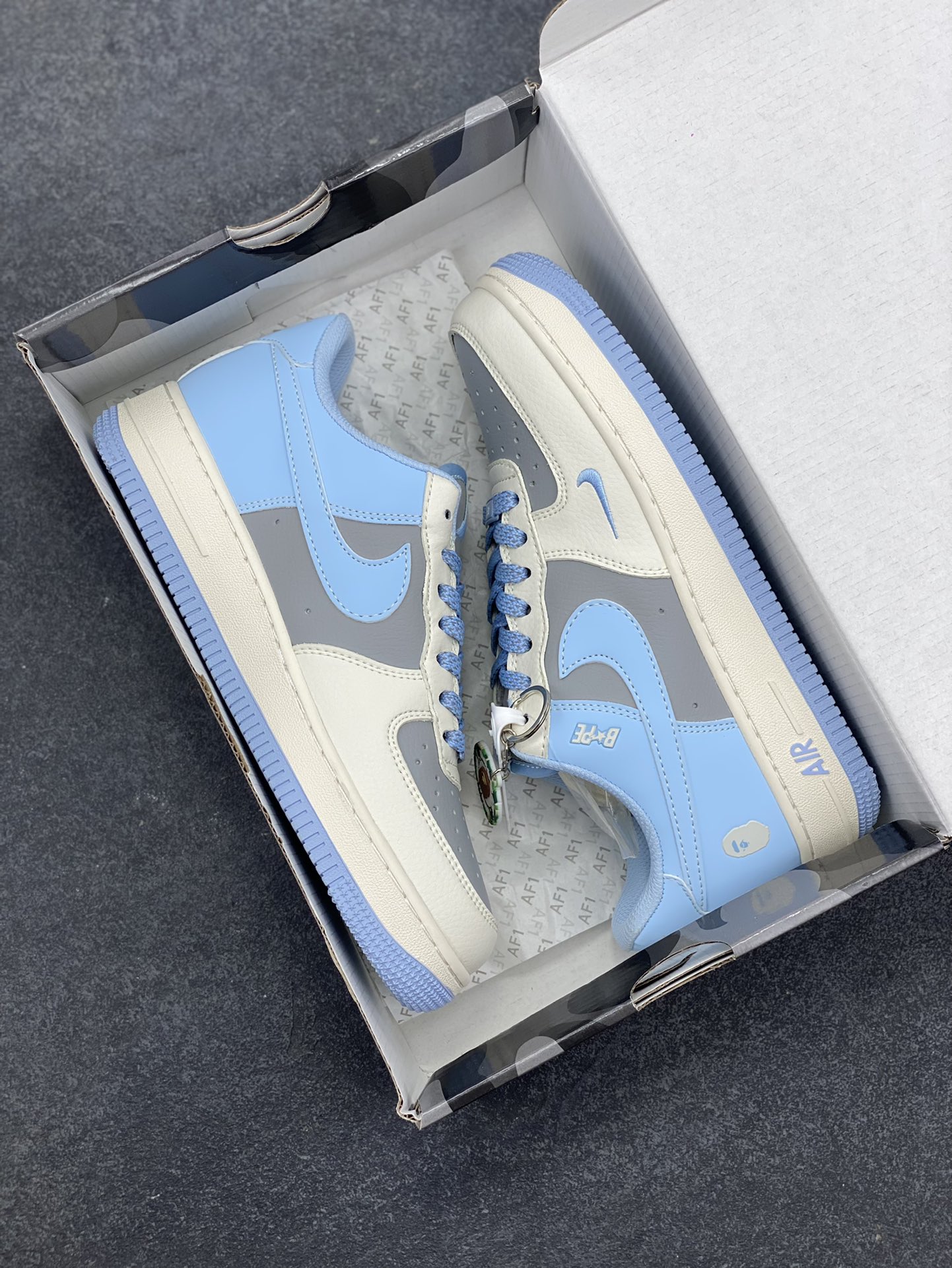 图片[9]-福利特价 NIke Air Force 1 \’07 Low “Bape联名–米灰蓝”空军一号 低帮 运动鞋 休闲鞋 折边针车 工艺难度大 原楦头原纸板 原装鞋盒 定制五金配件 内置全掌气垫 原厂鞋底 货号：BB9599-204 尺码：36 36.5 37.5 38 38.5 39 40 40.5 41 42 42.5 43 44 44.5 45-选品中心