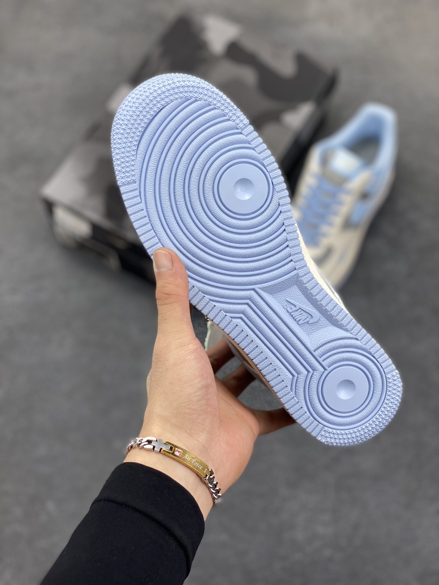 图片[5]-福利特价 NIke Air Force 1 \’07 Low “Bape联名–米灰蓝”空军一号 低帮 运动鞋 休闲鞋 折边针车 工艺难度大 原楦头原纸板 原装鞋盒 定制五金配件 内置全掌气垫 原厂鞋底 货号：BB9599-204 尺码：36 36.5 37.5 38 38.5 39 40 40.5 41 42 42.5 43 44 44.5 45-选品中心