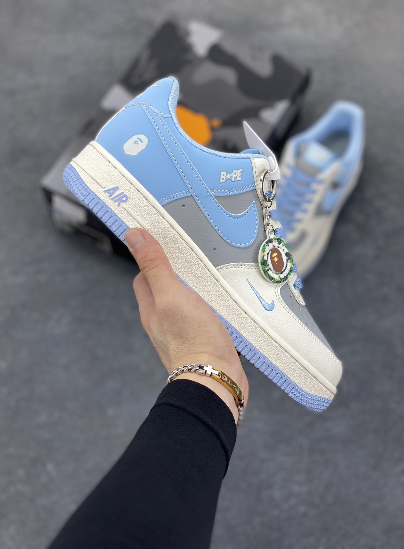 福利特价 NIke Air Force 1 \'07 Low “Bape联名--米灰蓝”空军一号 低帮 运动鞋 休闲鞋 折边针车 工艺难度大 原楦头原纸板 原装鞋盒 定制五金配件 内置全掌气垫 原厂鞋底 货号：BB9599-204 尺码：36 36.5 37.5 38 38.5 39 40 40.5 41 42 42.5 43 44 44.5 45-选品中心