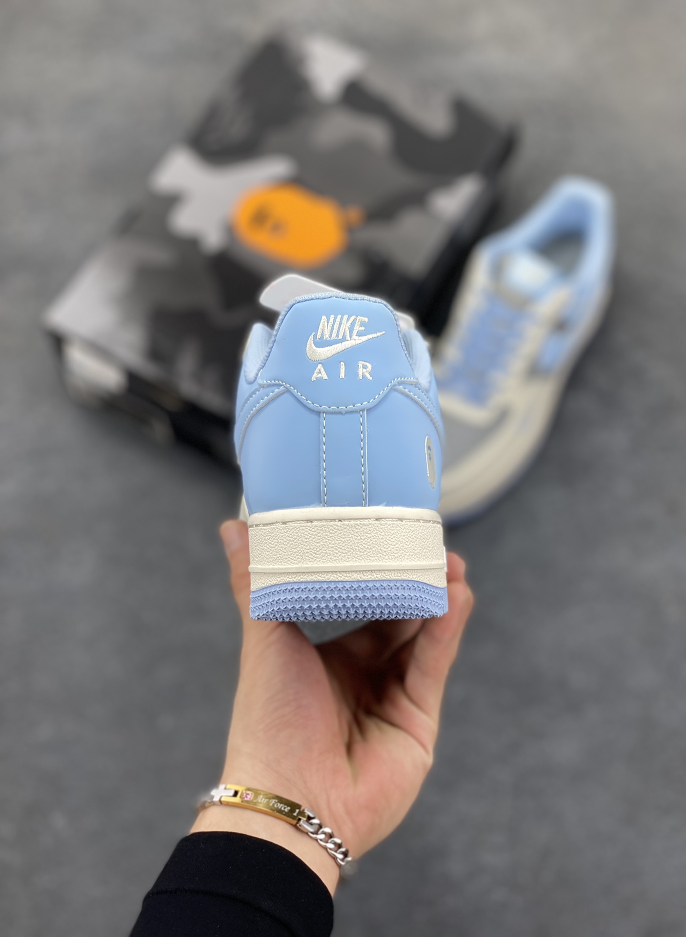 图片[4]-福利特价 NIke Air Force 1 \’07 Low “Bape联名–米灰蓝”空军一号 低帮 运动鞋 休闲鞋 折边针车 工艺难度大 原楦头原纸板 原装鞋盒 定制五金配件 内置全掌气垫 原厂鞋底 货号：BB9599-204 尺码：36 36.5 37.5 38 38.5 39 40 40.5 41 42 42.5 43 44 44.5 45-选品中心