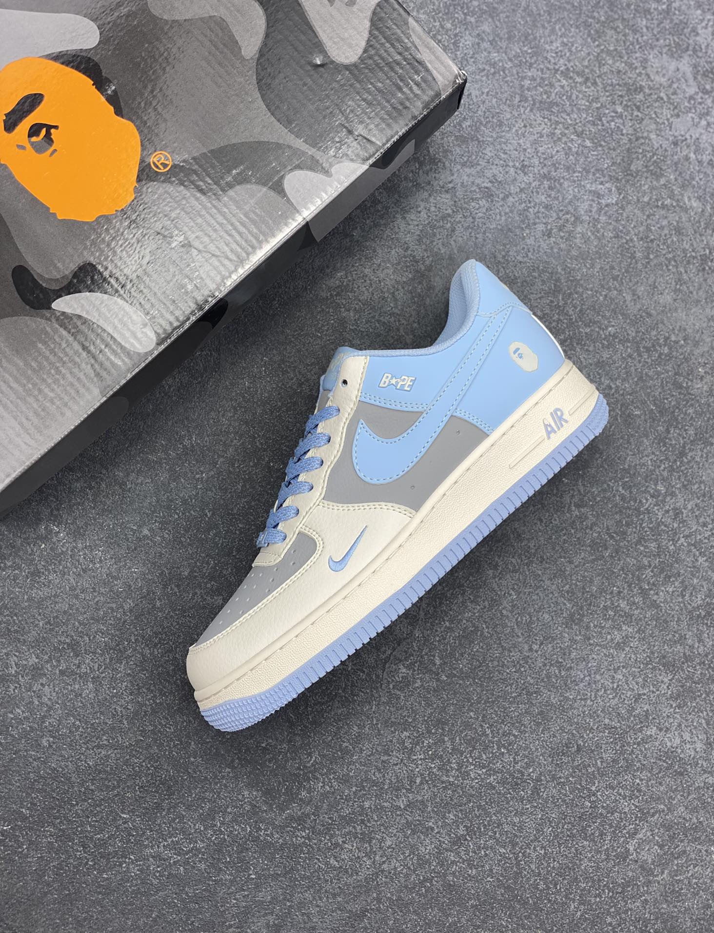 图片[7]-福利特价 NIke Air Force 1 \’07 Low “Bape联名–米灰蓝”空军一号 低帮 运动鞋 休闲鞋 折边针车 工艺难度大 原楦头原纸板 原装鞋盒 定制五金配件 内置全掌气垫 原厂鞋底 货号：BB9599-204 尺码：36 36.5 37.5 38 38.5 39 40 40.5 41 42 42.5 43 44 44.5 45-选品中心