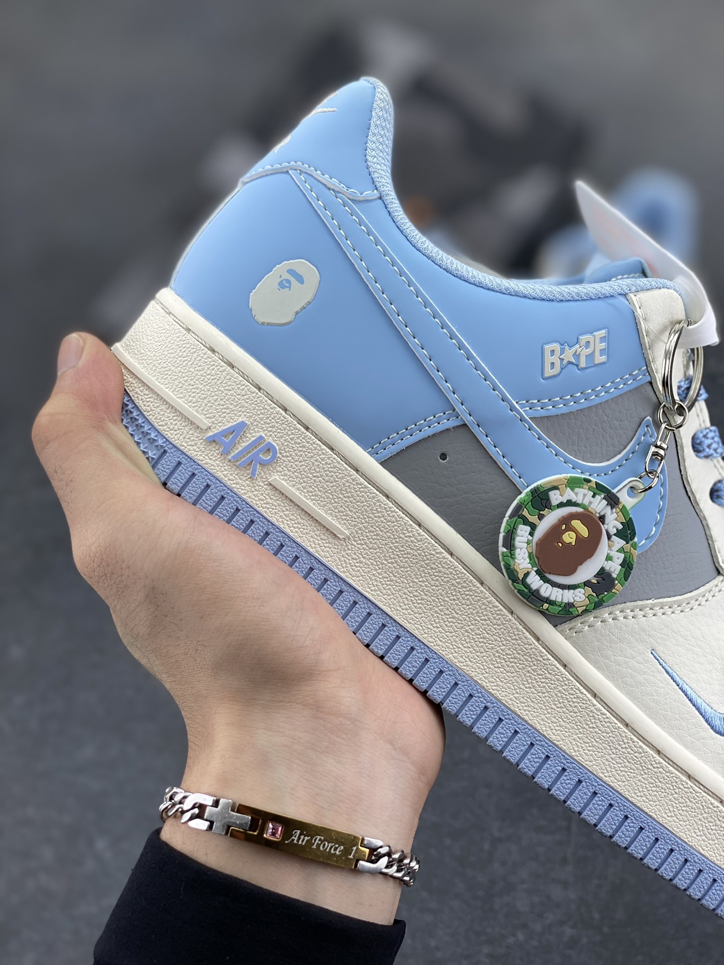 图片[6]-福利特价 NIke Air Force 1 \’07 Low “Bape联名–米灰蓝”空军一号 低帮 运动鞋 休闲鞋 折边针车 工艺难度大 原楦头原纸板 原装鞋盒 定制五金配件 内置全掌气垫 原厂鞋底 货号：BB9599-204 尺码：36 36.5 37.5 38 38.5 39 40 40.5 41 42 42.5 43 44 44.5 45-选品中心