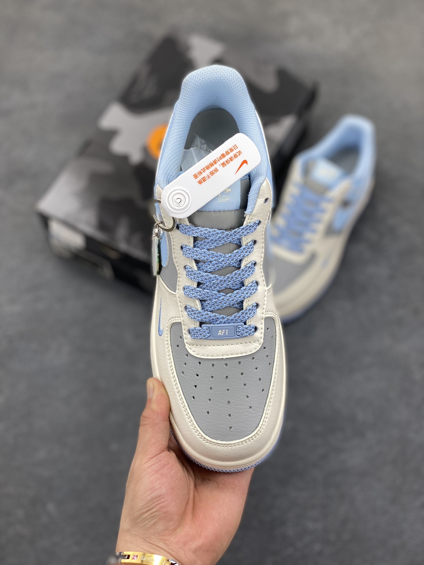 图片[2]-福利特价 NIke Air Force 1 \’07 Low “Bape联名–米灰蓝”空军一号 低帮 运动鞋 休闲鞋 折边针车 工艺难度大 原楦头原纸板 原装鞋盒 定制五金配件 内置全掌气垫 原厂鞋底 货号：BB9599-204 尺码：36 36.5 37.5 38 38.5 39 40 40.5 41 42 42.5 43 44 44.5 45-选品中心