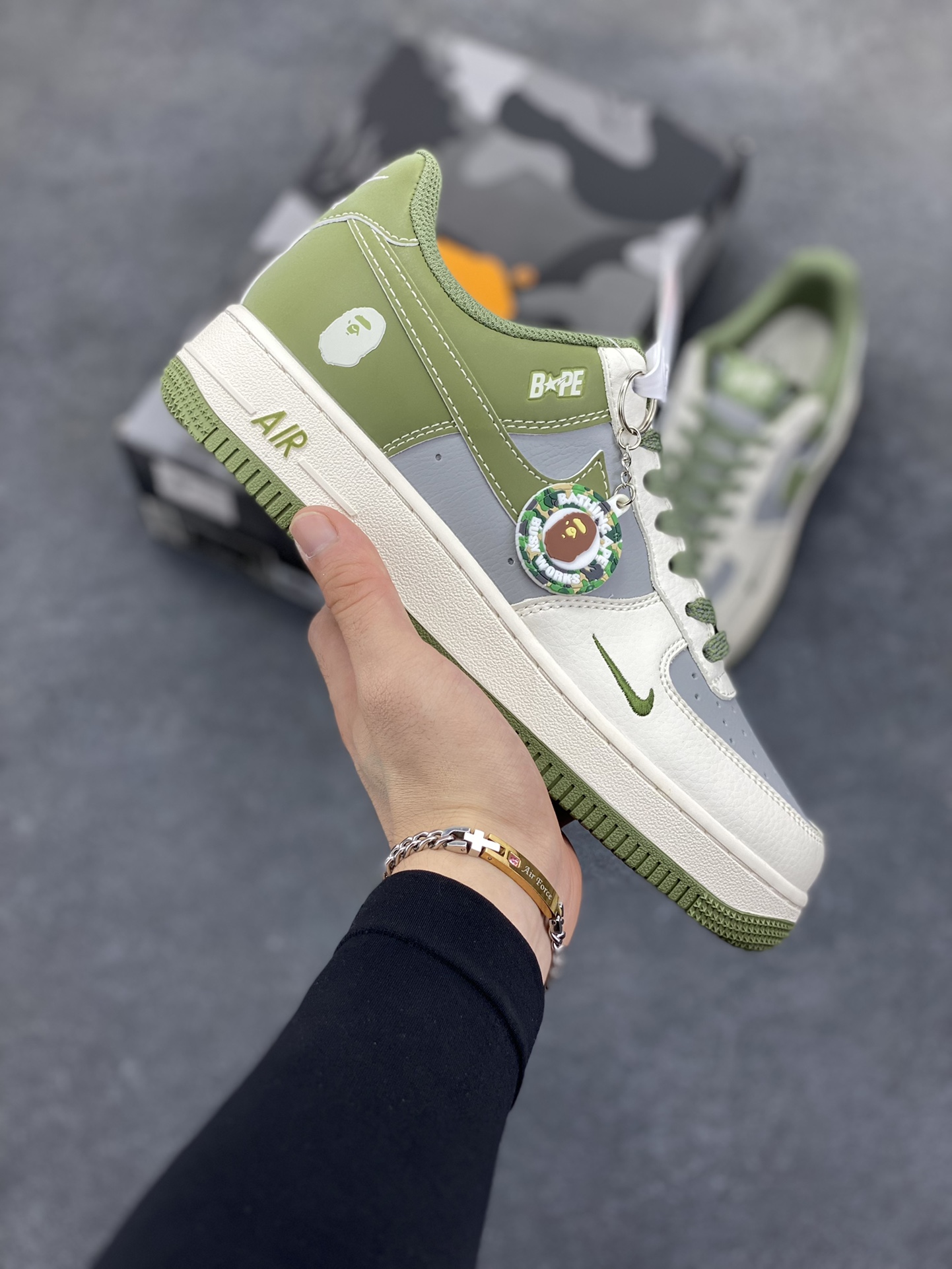 福利特价 NIke Air Force 1 \'07 Low “Bape联名--深绿米灰”空军一号 低帮 运动鞋 休闲鞋 折边针车 工艺难度大 原楦头原纸板 原装鞋盒 定制五金配件 内置全掌气垫 原厂鞋底 货号：BB6566-205 尺码：36 36.5 37.5 38 38.5 39 40 40.5 41 42 42.5 43 44 44.5 45-选品中心