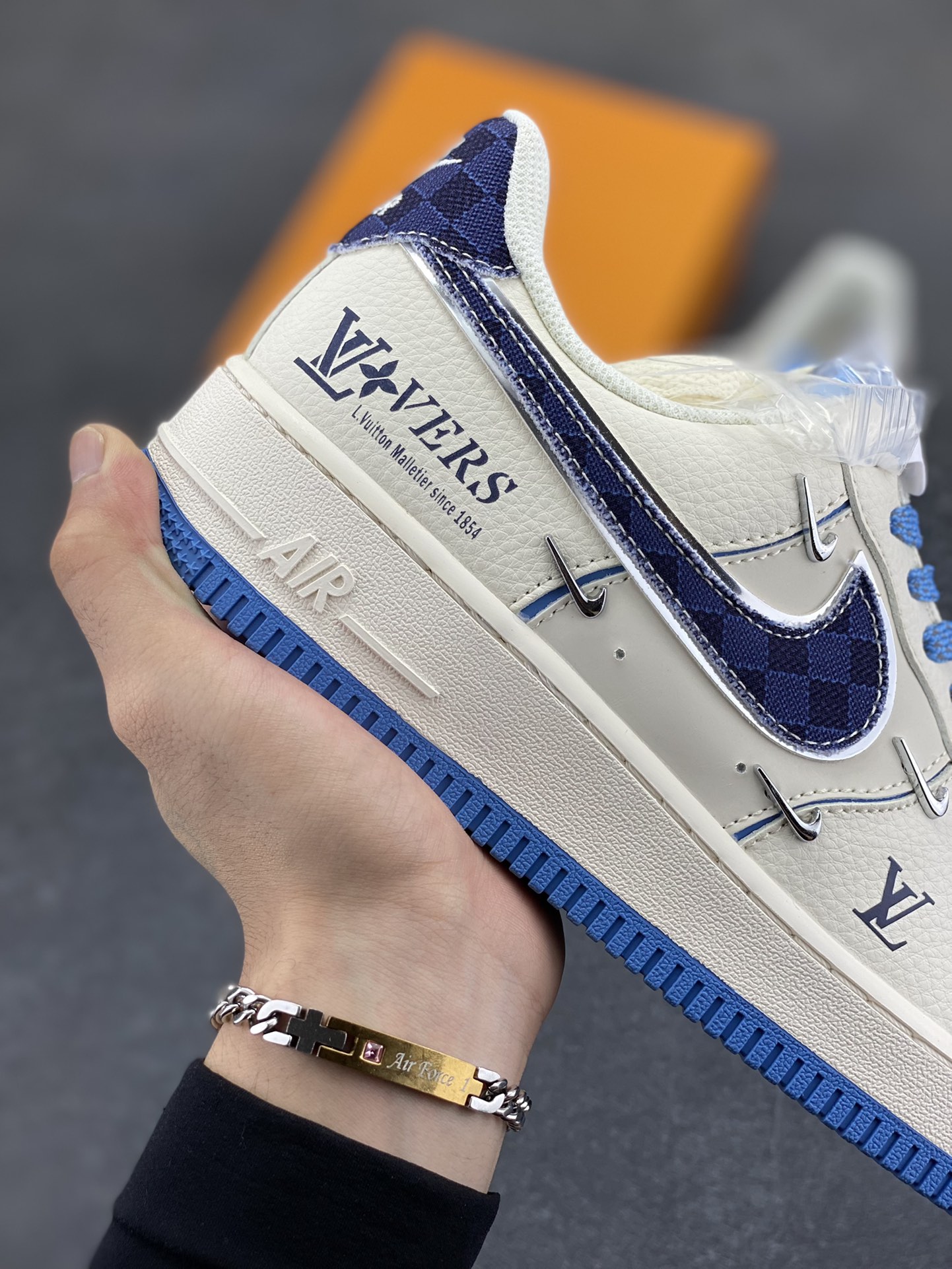 图片[6]-NIke Air Force 1 \’07 Low “LV联名——米蓝四勾”空军一号 低帮 运动鞋 休闲鞋 折边针车 工艺难度大 原楦头原纸板 原装鞋盒 定制五金配件 内置全掌气垫 原厂鞋底 货号：XS2869-003 尺码：36 36.5 37.5 38 38.5 39 40 40.5 41 42 42.5 43 44 44.5 45-选品中心