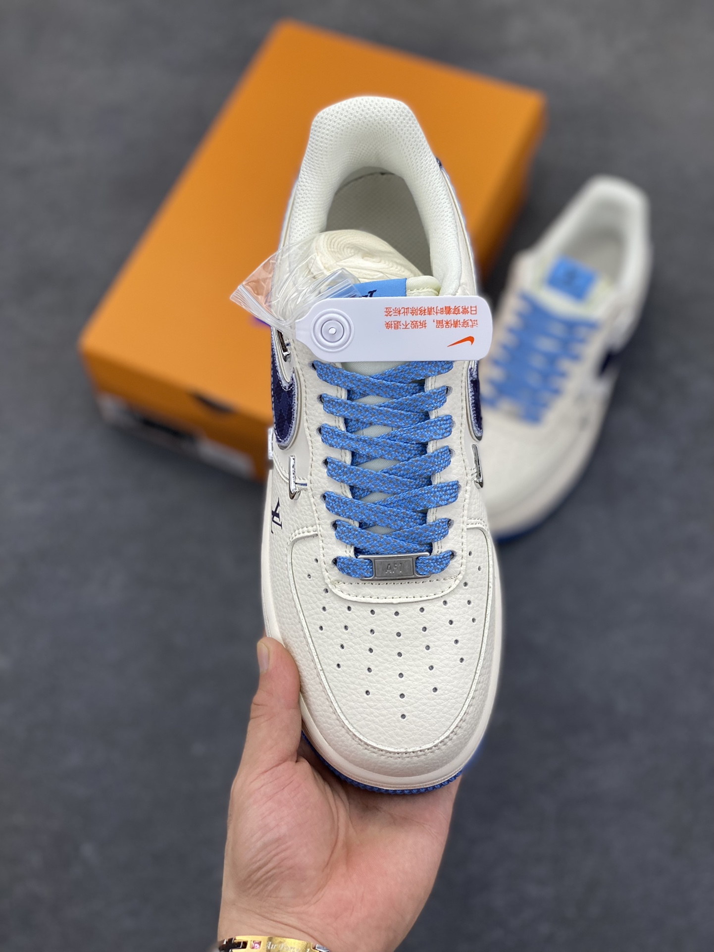 图片[2]-NIke Air Force 1 \’07 Low “LV联名——米蓝四勾”空军一号 低帮 运动鞋 休闲鞋 折边针车 工艺难度大 原楦头原纸板 原装鞋盒 定制五金配件 内置全掌气垫 原厂鞋底 货号：XS2869-003 尺码：36 36.5 37.5 38 38.5 39 40 40.5 41 42 42.5 43 44 44.5 45-选品中心