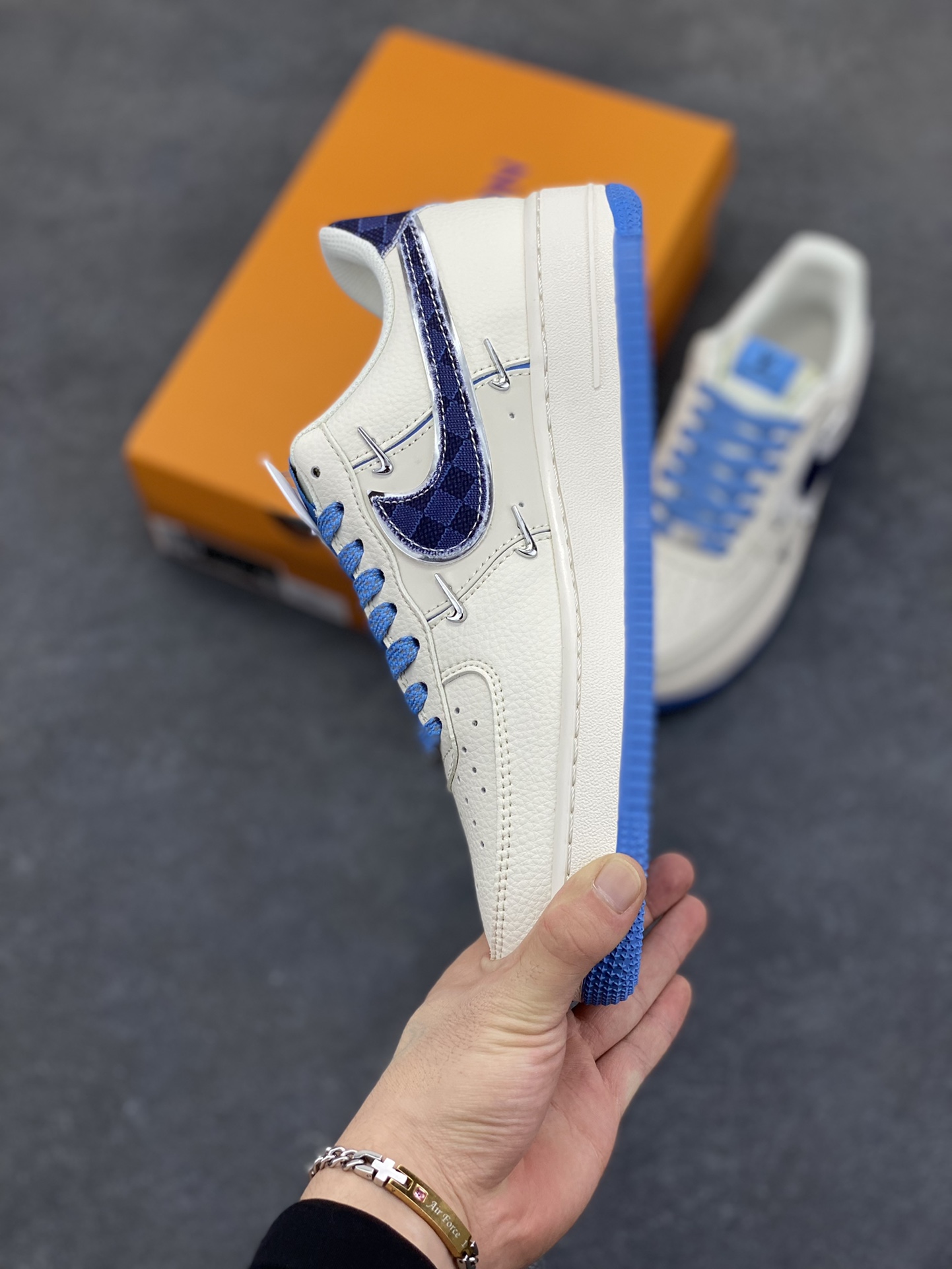 图片[3]-NIke Air Force 1 \’07 Low “LV联名——米蓝四勾”空军一号 低帮 运动鞋 休闲鞋 折边针车 工艺难度大 原楦头原纸板 原装鞋盒 定制五金配件 内置全掌气垫 原厂鞋底 货号：XS2869-003 尺码：36 36.5 37.5 38 38.5 39 40 40.5 41 42 42.5 43 44 44.5 45-选品中心