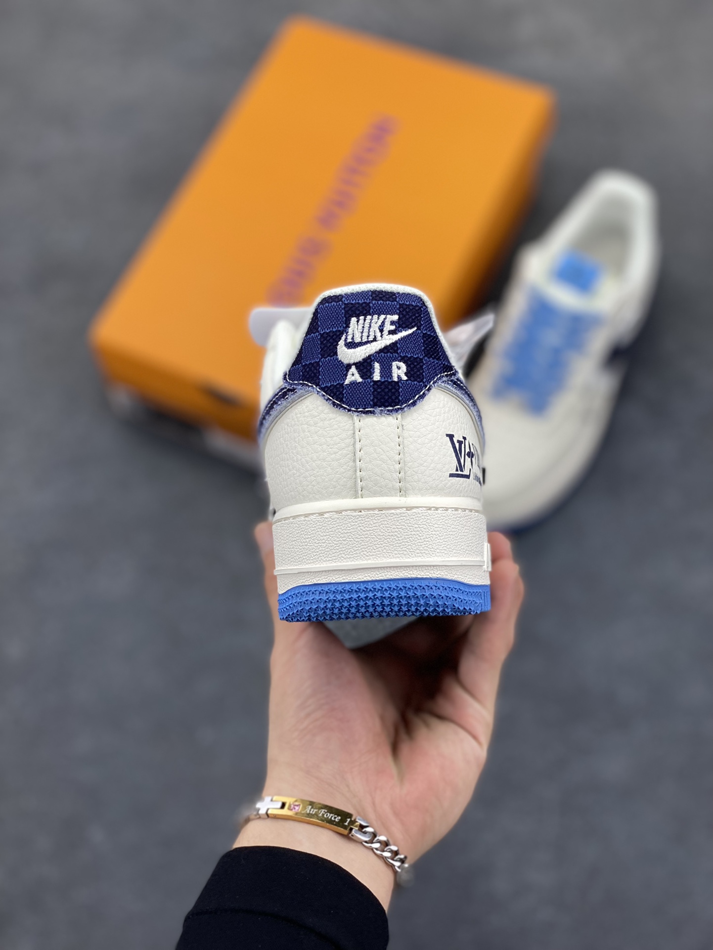 图片[4]-NIke Air Force 1 \’07 Low “LV联名——米蓝四勾”空军一号 低帮 运动鞋 休闲鞋 折边针车 工艺难度大 原楦头原纸板 原装鞋盒 定制五金配件 内置全掌气垫 原厂鞋底 货号：XS2869-003 尺码：36 36.5 37.5 38 38.5 39 40 40.5 41 42 42.5 43 44 44.5 45-选品中心