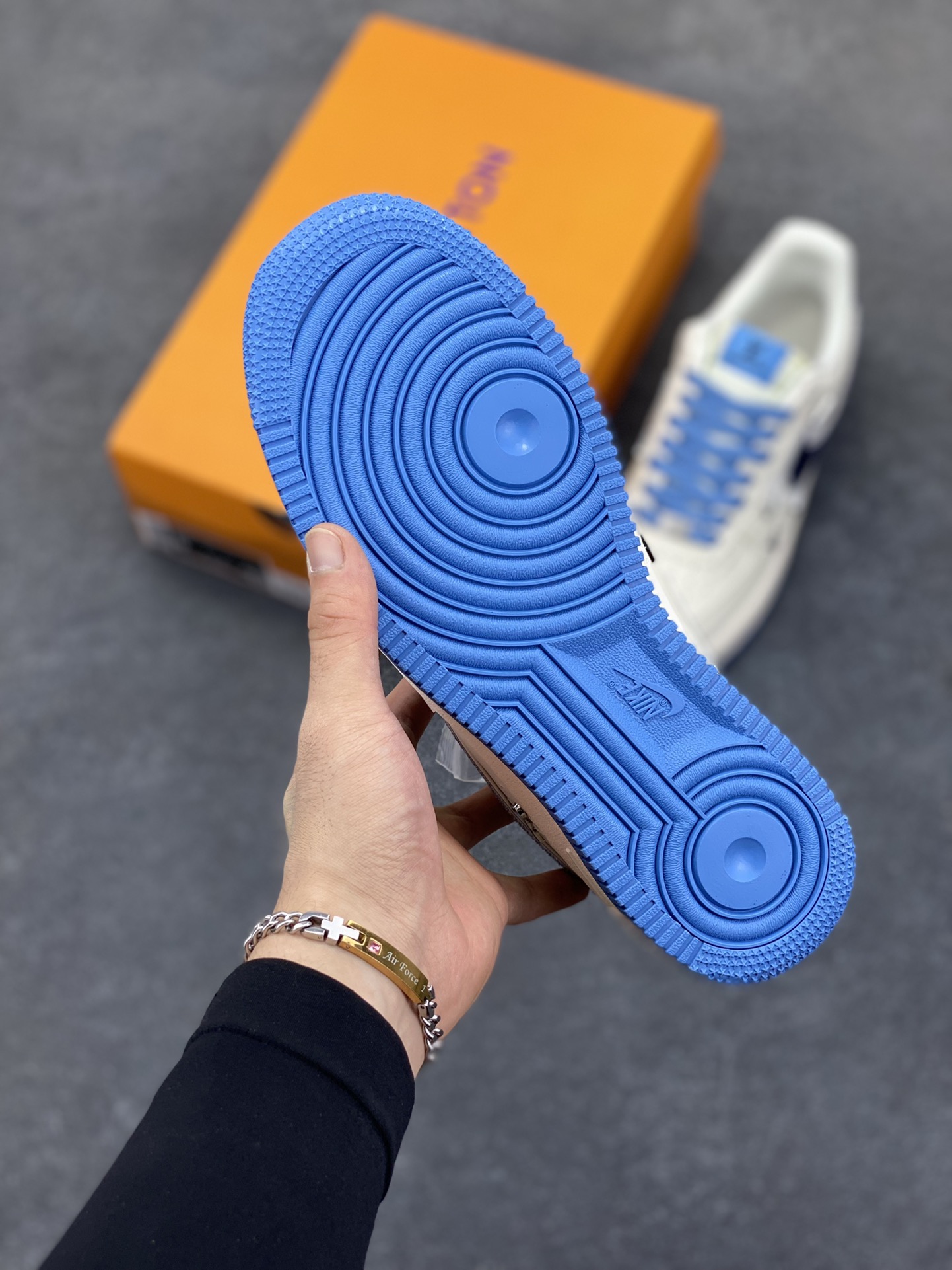 图片[5]-NIke Air Force 1 \’07 Low “LV联名——米蓝四勾”空军一号 低帮 运动鞋 休闲鞋 折边针车 工艺难度大 原楦头原纸板 原装鞋盒 定制五金配件 内置全掌气垫 原厂鞋底 货号：XS2869-003 尺码：36 36.5 37.5 38 38.5 39 40 40.5 41 42 42.5 43 44 44.5 45-选品中心