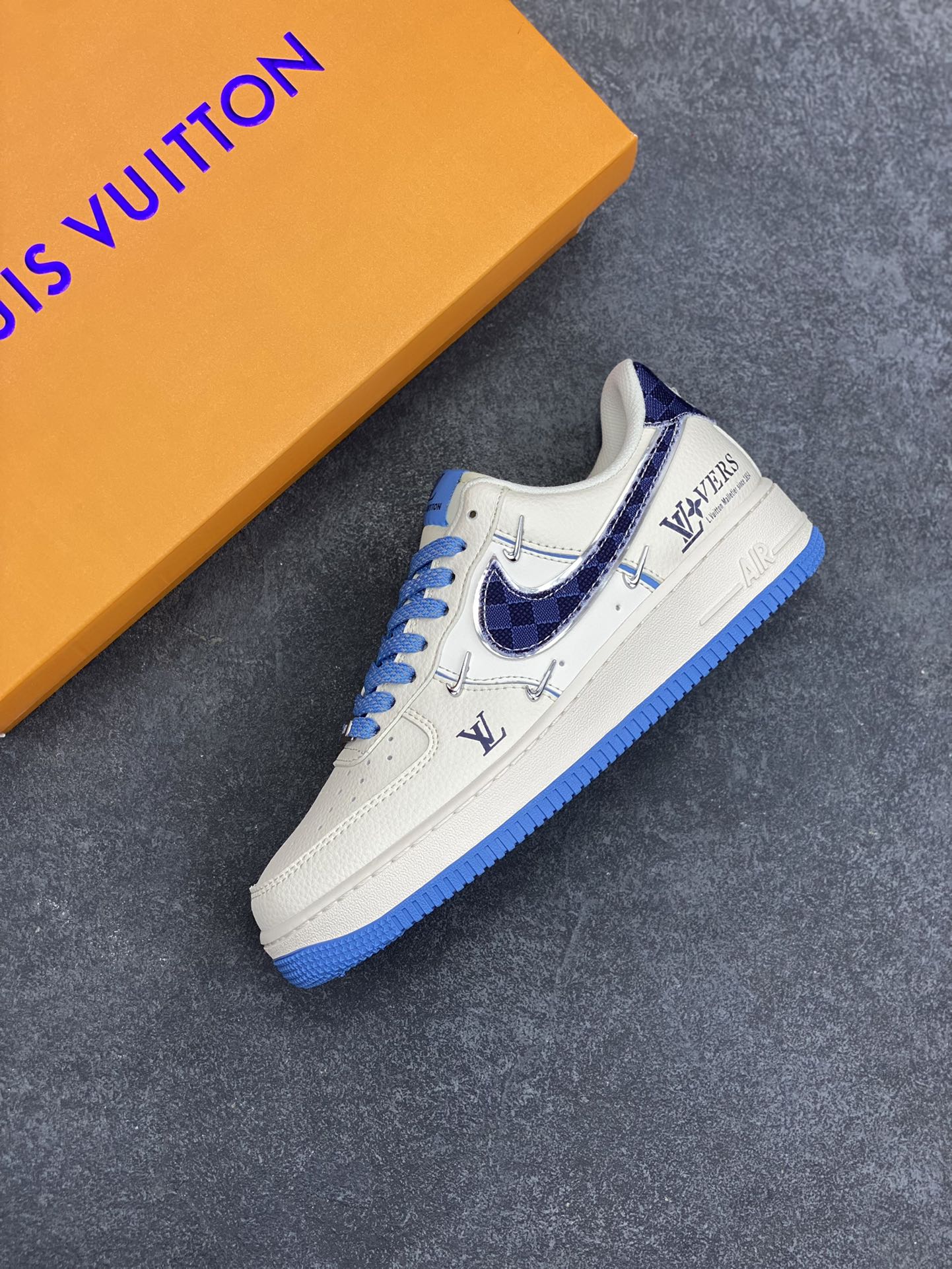 图片[7]-NIke Air Force 1 \’07 Low “LV联名——米蓝四勾”空军一号 低帮 运动鞋 休闲鞋 折边针车 工艺难度大 原楦头原纸板 原装鞋盒 定制五金配件 内置全掌气垫 原厂鞋底 货号：XS2869-003 尺码：36 36.5 37.5 38 38.5 39 40 40.5 41 42 42.5 43 44 44.5 45-选品中心
