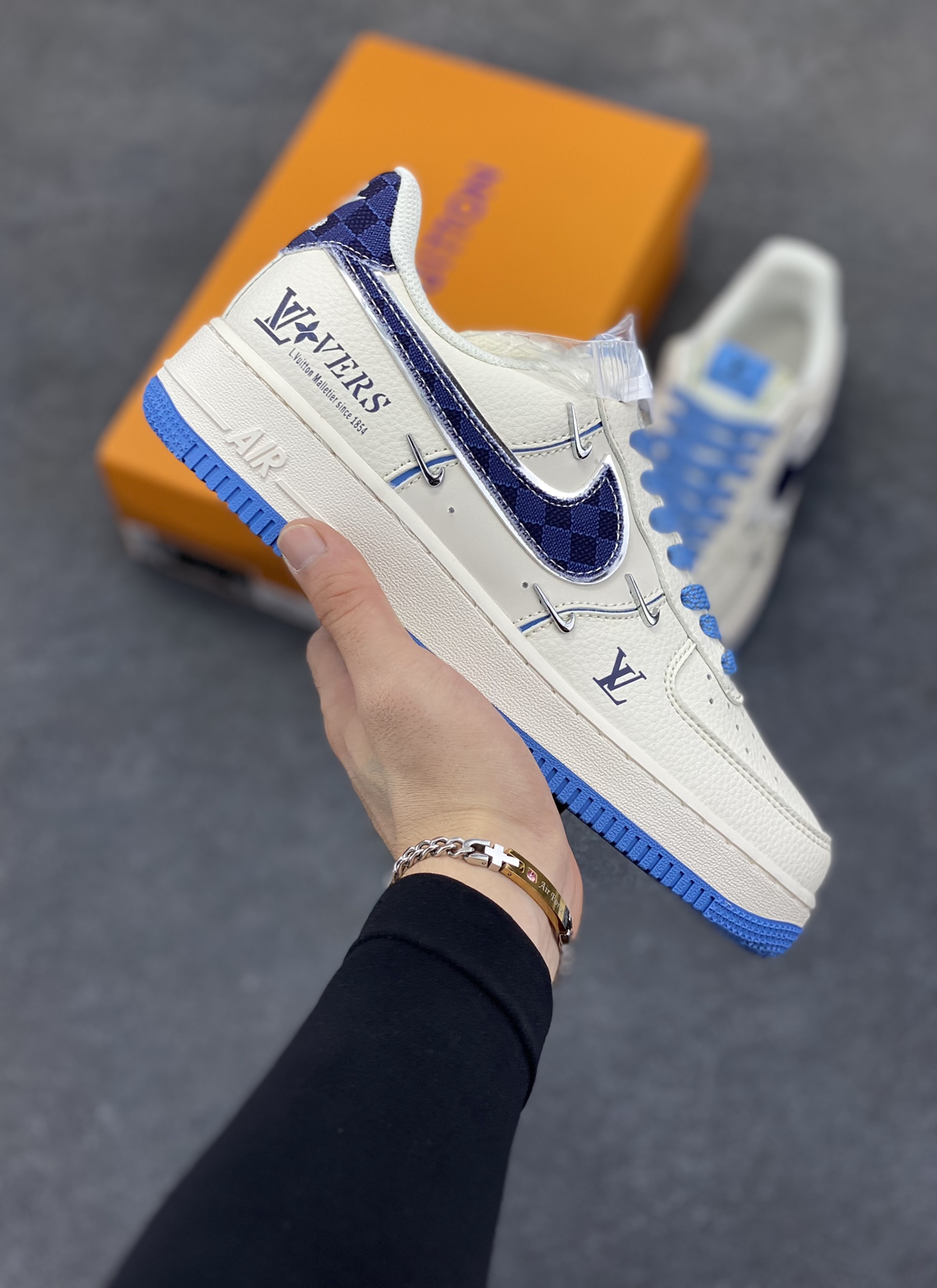 NIke Air Force 1 \’07 Low “LV联名——米蓝四勾”空军一号 低帮 运动鞋 休闲鞋 折边针车 工艺难度大 原楦头原纸板 原装鞋盒 定制五金配件 内置全掌气垫 原厂鞋底 货号:XS2869-003 尺码:36 36.5 37.5 38 38.5 39 40 40.5 41 42 42.5 43 44 44.5 45-选品中心