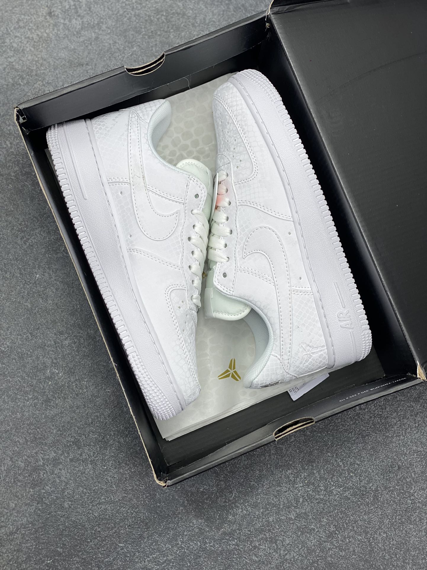 图片[9]-Nike Air Force 1 Low 科比 空军一号低帮运动休闲板鞋 原楦头原纸板 打造纯正空军版型 专注外贸渠道 全掌内置蜂窝气垫 原盒配件 原厂中底钢印、拉帮完美 货号：IB0018-100 尺码：36 36.5 37.5 38 38.5 39 40 40.5 41 42 42.5 43 44 44.5 45-选品中心