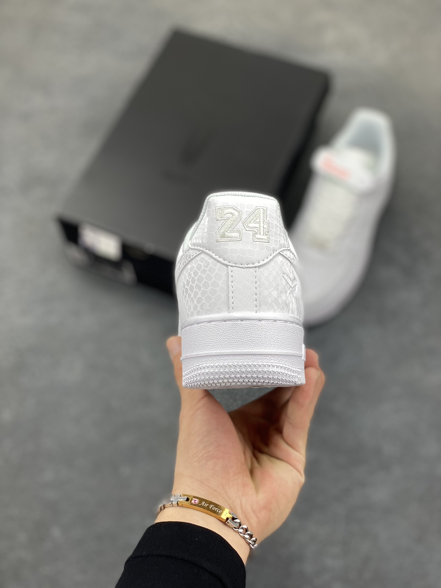 图片[4]-Nike Air Force 1 Low 科比 空军一号低帮运动休闲板鞋 原楦头原纸板 打造纯正空军版型 专注外贸渠道 全掌内置蜂窝气垫 原盒配件 原厂中底钢印、拉帮完美 货号：IB0018-100 尺码：36 36.5 37.5 38 38.5 39 40 40.5 41 42 42.5 43 44 44.5 45-选品中心
