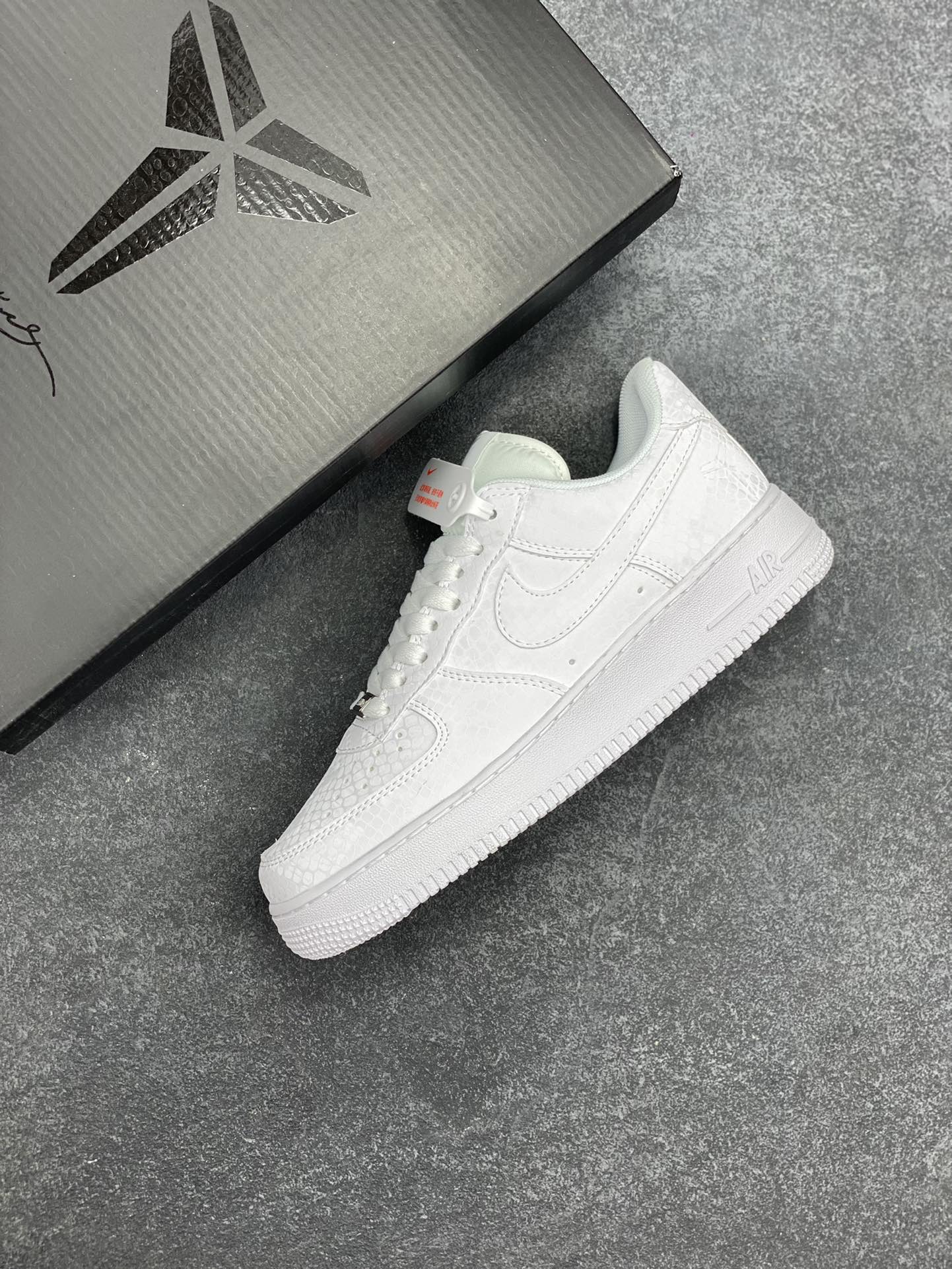 图片[7]-Nike Air Force 1 Low 科比 空军一号低帮运动休闲板鞋 原楦头原纸板 打造纯正空军版型 专注外贸渠道 全掌内置蜂窝气垫 原盒配件 原厂中底钢印、拉帮完美 货号：IB0018-100 尺码：36 36.5 37.5 38 38.5 39 40 40.5 41 42 42.5 43 44 44.5 45-选品中心