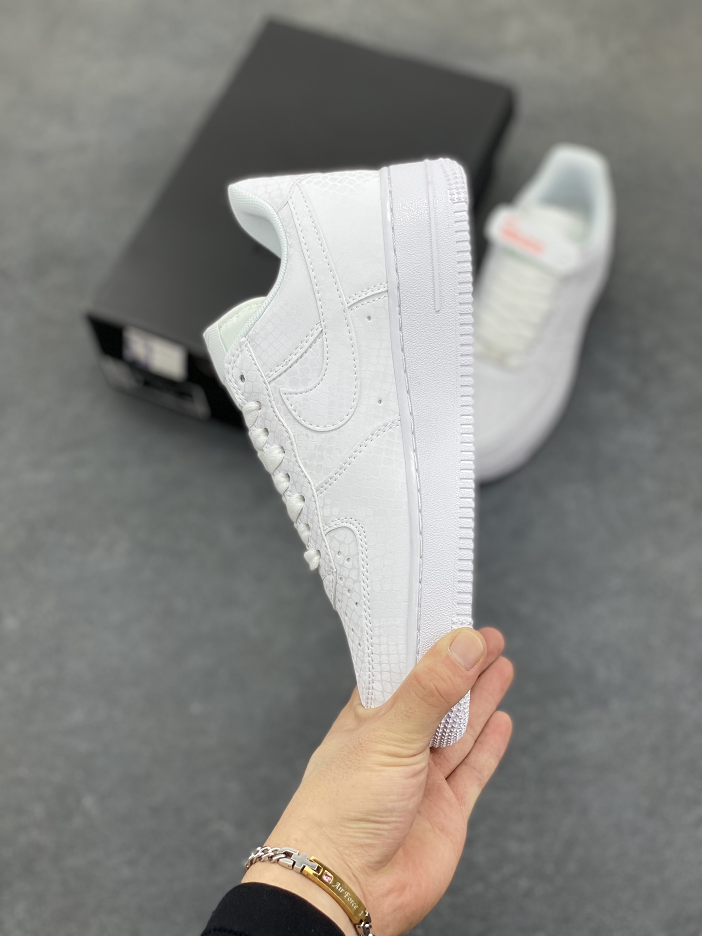 图片[3]-Nike Air Force 1 Low 科比 空军一号低帮运动休闲板鞋 原楦头原纸板 打造纯正空军版型 专注外贸渠道 全掌内置蜂窝气垫 原盒配件 原厂中底钢印、拉帮完美 货号：IB0018-100 尺码：36 36.5 37.5 38 38.5 39 40 40.5 41 42 42.5 43 44 44.5 45-选品中心
