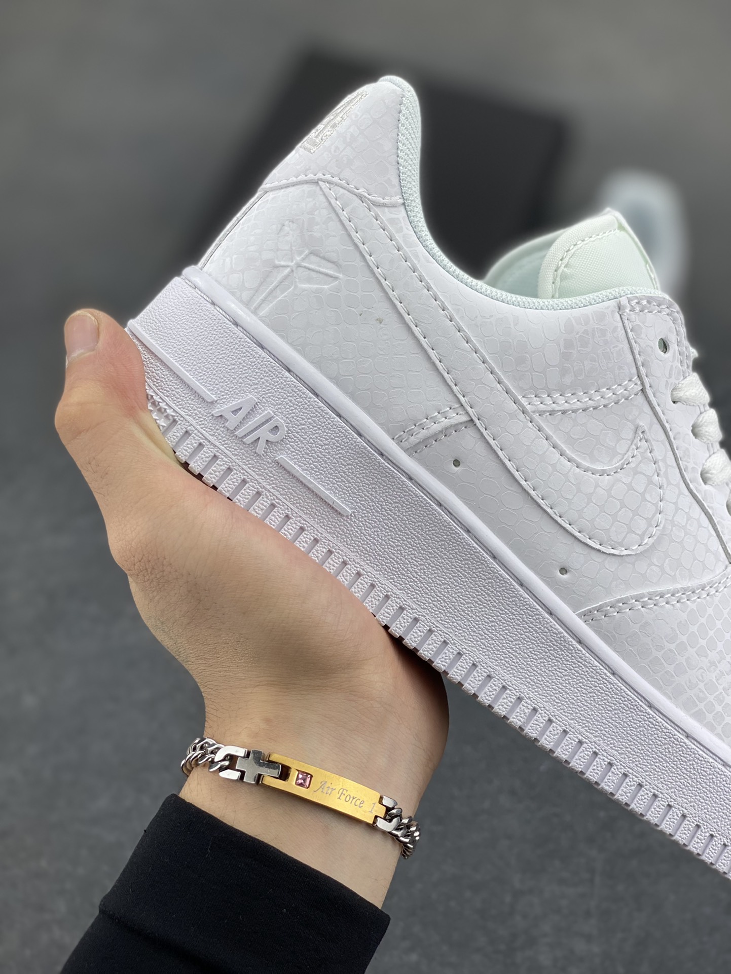 图片[6]-Nike Air Force 1 Low 科比 空军一号低帮运动休闲板鞋 原楦头原纸板 打造纯正空军版型 专注外贸渠道 全掌内置蜂窝气垫 原盒配件 原厂中底钢印、拉帮完美 货号：IB0018-100 尺码：36 36.5 37.5 38 38.5 39 40 40.5 41 42 42.5 43 44 44.5 45-选品中心