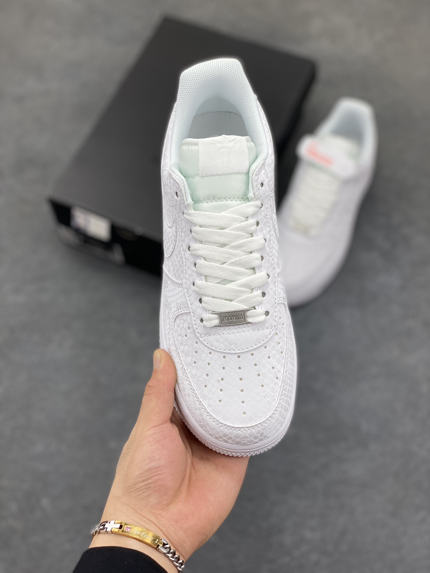图片[2]-Nike Air Force 1 Low 科比 空军一号低帮运动休闲板鞋 原楦头原纸板 打造纯正空军版型 专注外贸渠道 全掌内置蜂窝气垫 原盒配件 原厂中底钢印、拉帮完美 货号：IB0018-100 尺码：36 36.5 37.5 38 38.5 39 40 40.5 41 42 42.5 43 44 44.5 45-选品中心