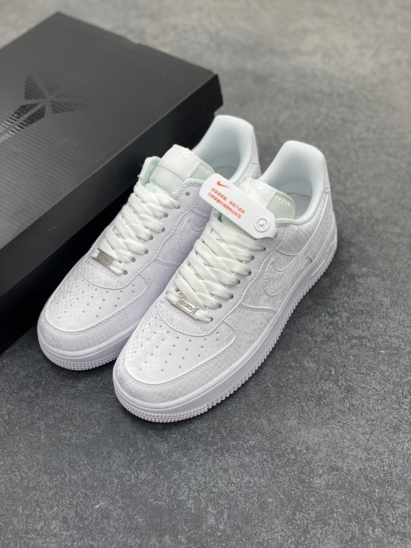 图片[8]-Nike Air Force 1 Low 科比 空军一号低帮运动休闲板鞋 原楦头原纸板 打造纯正空军版型 专注外贸渠道 全掌内置蜂窝气垫 原盒配件 原厂中底钢印、拉帮完美 货号：IB0018-100 尺码：36 36.5 37.5 38 38.5 39 40 40.5 41 42 42.5 43 44 44.5 45-选品中心