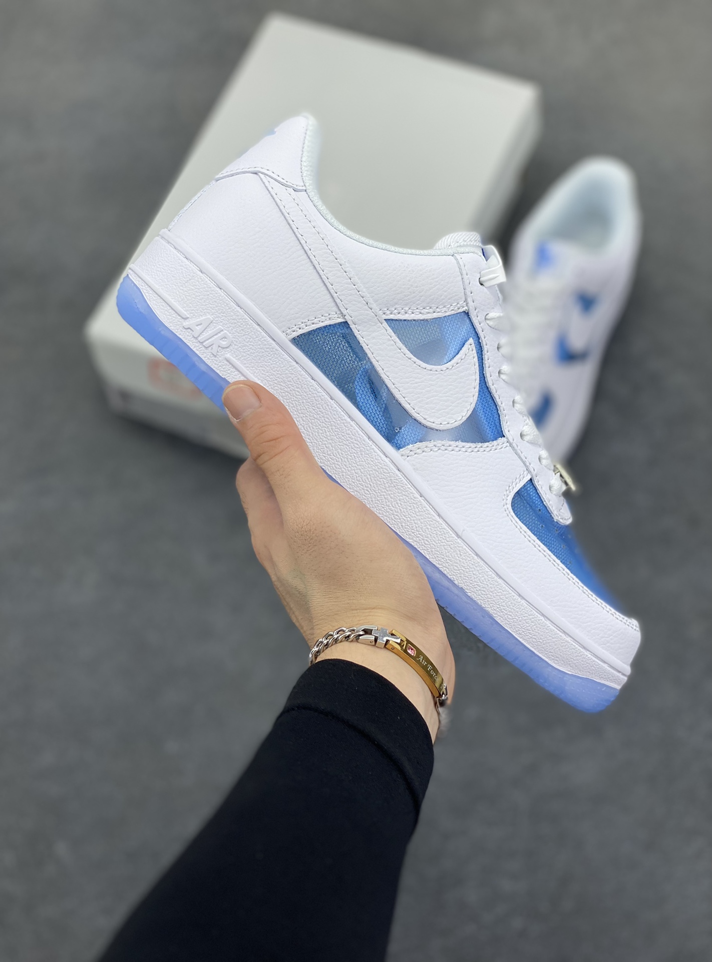 Nike Air Force 1 Low 空军一号低帮百搭休闲运动板鞋。柔软、弹性十足的缓震性能和出色的中底设计，横跨复古与现代的外型结合，造就出风靡全球三十多年的Force 1，直到今天还深受青睐。 货号：LB5724-100 尺码：36 36.5 37.5 38 38.5 39 40 40.5 41 42 42.5 43 44 44.5 45-选品中心