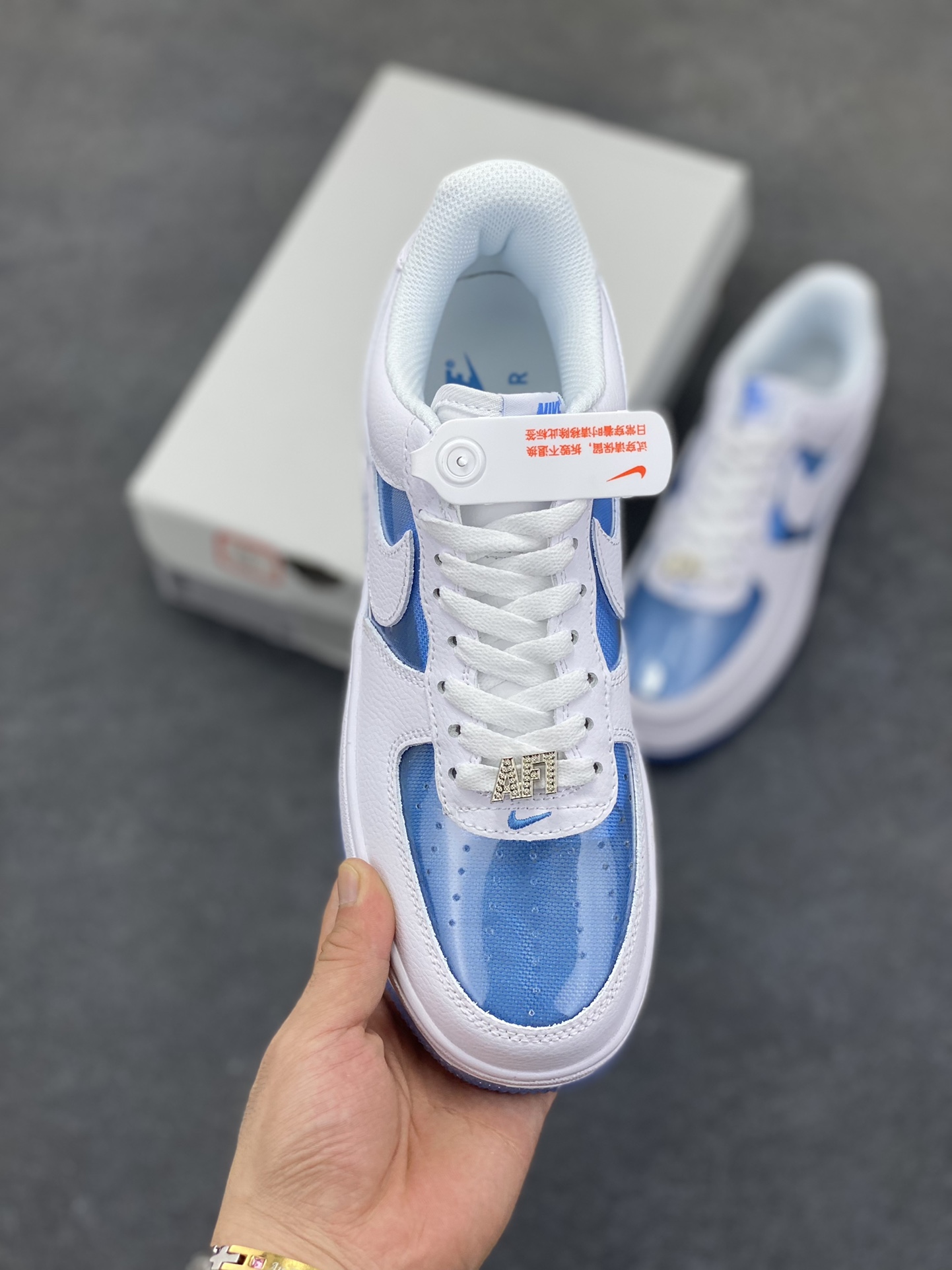 图片[2]-Nike Air Force 1 Low 空军一号低帮百搭休闲运动板鞋。柔软、弹性十足的缓震性能和出色的中底设计，横跨复古与现代的外型结合，造就出风靡全球三十多年的Force 1，直到今天还深受青睐。 货号：LB5724-100 尺码：36 36.5 37.5 38 38.5 39 40 40.5 41 42 42.5 43 44 44.5 45-选品中心