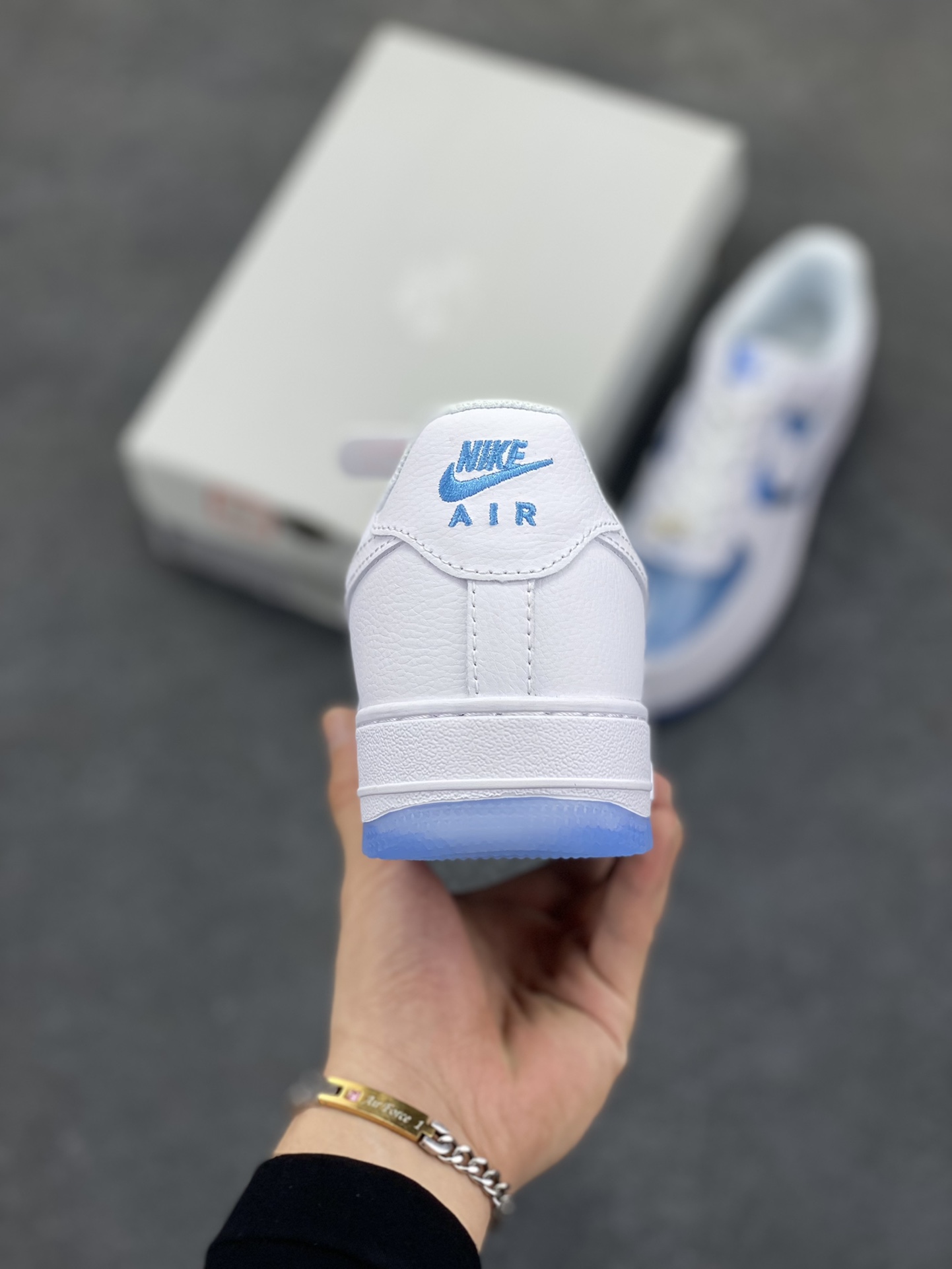 图片[4]-Nike Air Force 1 Low 空军一号低帮百搭休闲运动板鞋。柔软、弹性十足的缓震性能和出色的中底设计，横跨复古与现代的外型结合，造就出风靡全球三十多年的Force 1，直到今天还深受青睐。 货号：LB5724-100 尺码：36 36.5 37.5 38 38.5 39 40 40.5 41 42 42.5 43 44 44.5 45-选品中心
