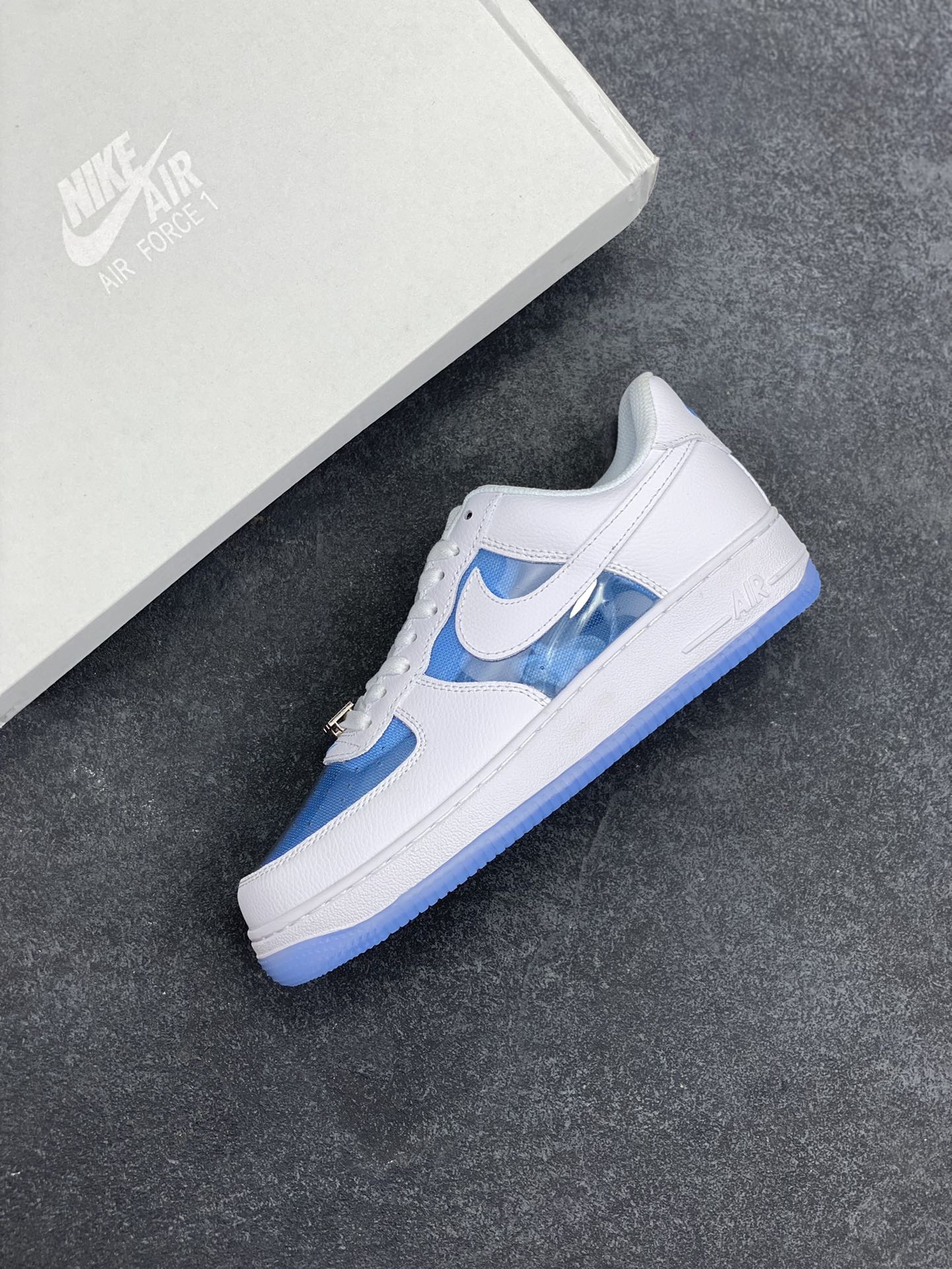 图片[7]-Nike Air Force 1 Low 空军一号低帮百搭休闲运动板鞋。柔软、弹性十足的缓震性能和出色的中底设计，横跨复古与现代的外型结合，造就出风靡全球三十多年的Force 1，直到今天还深受青睐。 货号：LB5724-100 尺码：36 36.5 37.5 38 38.5 39 40 40.5 41 42 42.5 43 44 44.5 45-选品中心