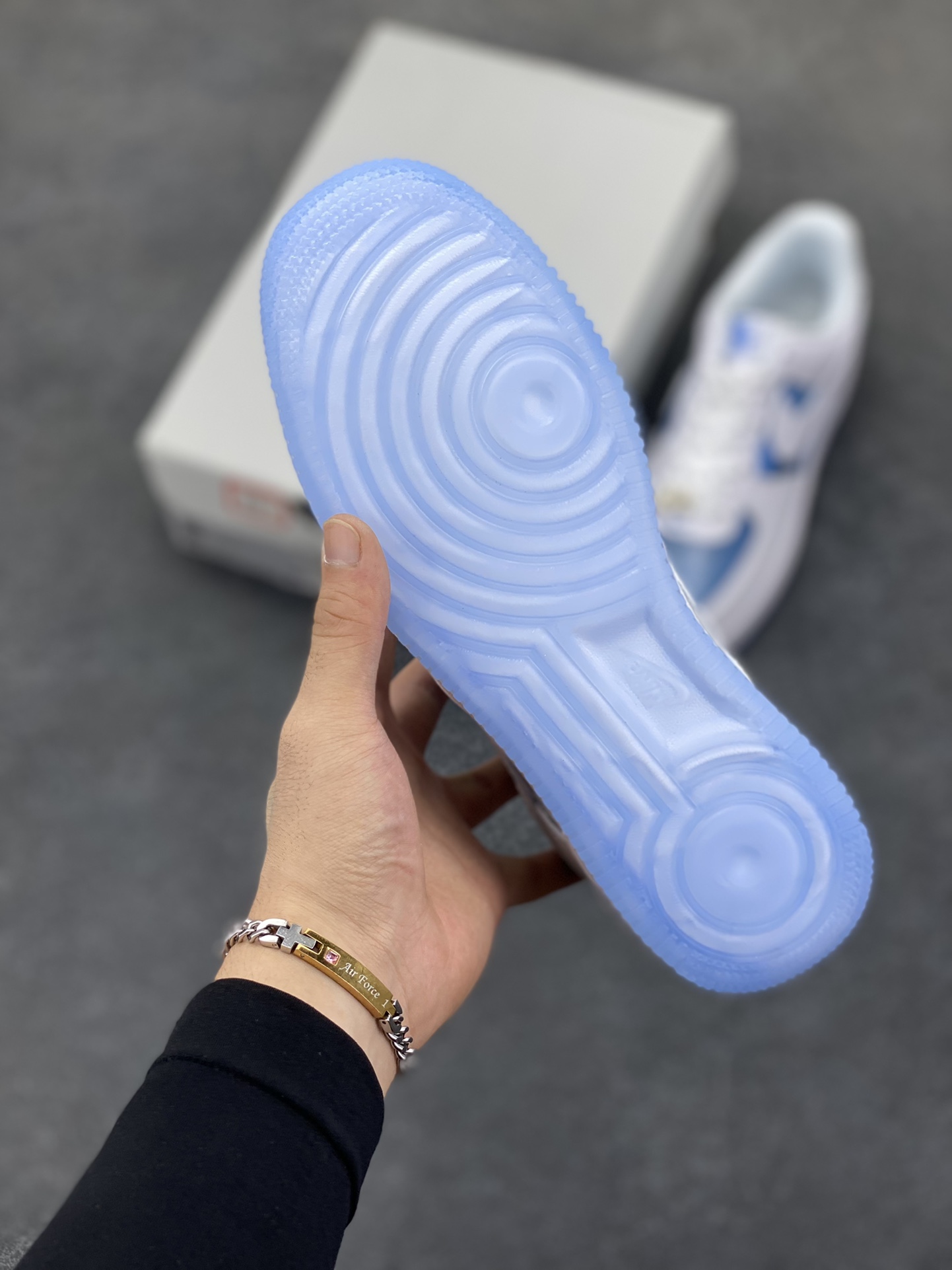 图片[5]-Nike Air Force 1 Low 空军一号低帮百搭休闲运动板鞋。柔软、弹性十足的缓震性能和出色的中底设计，横跨复古与现代的外型结合，造就出风靡全球三十多年的Force 1，直到今天还深受青睐。 货号：LB5724-100 尺码：36 36.5 37.5 38 38.5 39 40 40.5 41 42 42.5 43 44 44.5 45-选品中心