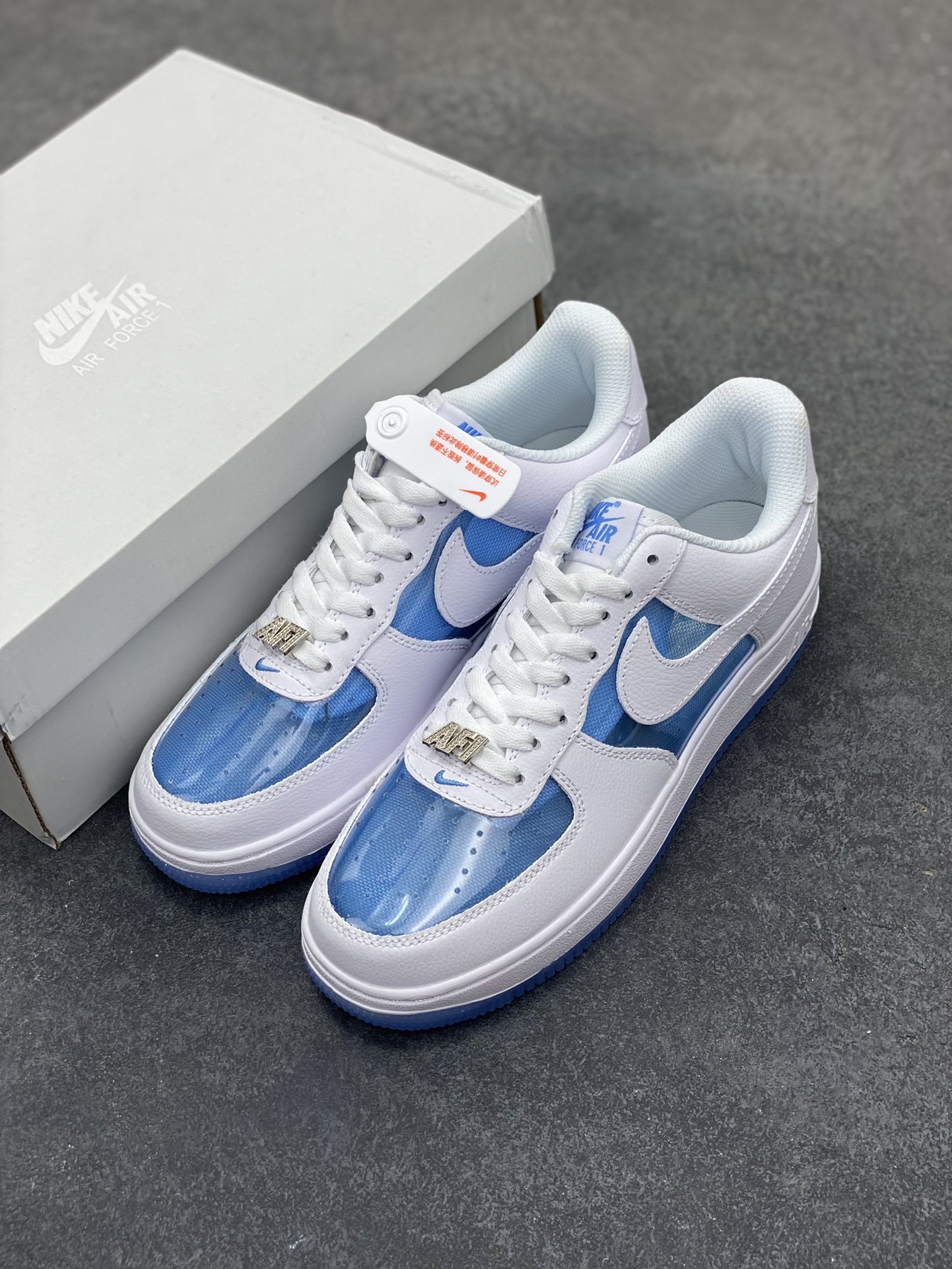 图片[8]-Nike Air Force 1 Low 空军一号低帮百搭休闲运动板鞋。柔软、弹性十足的缓震性能和出色的中底设计，横跨复古与现代的外型结合，造就出风靡全球三十多年的Force 1，直到今天还深受青睐。 货号：LB5724-100 尺码：36 36.5 37.5 38 38.5 39 40 40.5 41 42 42.5 43 44 44.5 45-选品中心