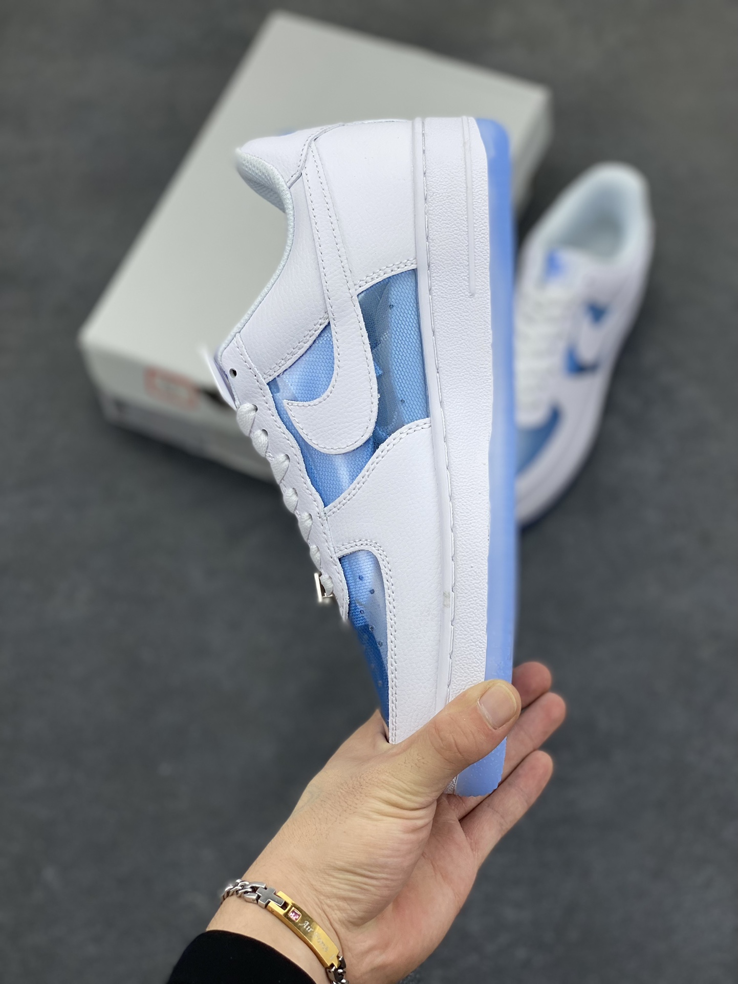 图片[3]-Nike Air Force 1 Low 空军一号低帮百搭休闲运动板鞋。柔软、弹性十足的缓震性能和出色的中底设计，横跨复古与现代的外型结合，造就出风靡全球三十多年的Force 1，直到今天还深受青睐。 货号：LB5724-100 尺码：36 36.5 37.5 38 38.5 39 40 40.5 41 42 42.5 43 44 44.5 45-选品中心