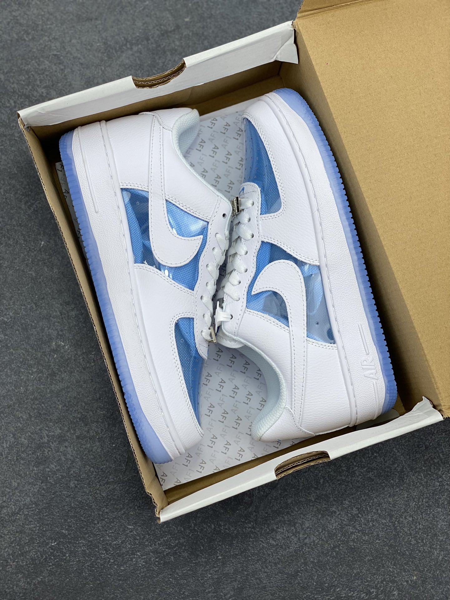 图片[9]-Nike Air Force 1 Low 空军一号低帮百搭休闲运动板鞋。柔软、弹性十足的缓震性能和出色的中底设计，横跨复古与现代的外型结合，造就出风靡全球三十多年的Force 1，直到今天还深受青睐。 货号：LB5724-100 尺码：36 36.5 37.5 38 38.5 39 40 40.5 41 42 42.5 43 44 44.5 45-选品中心
