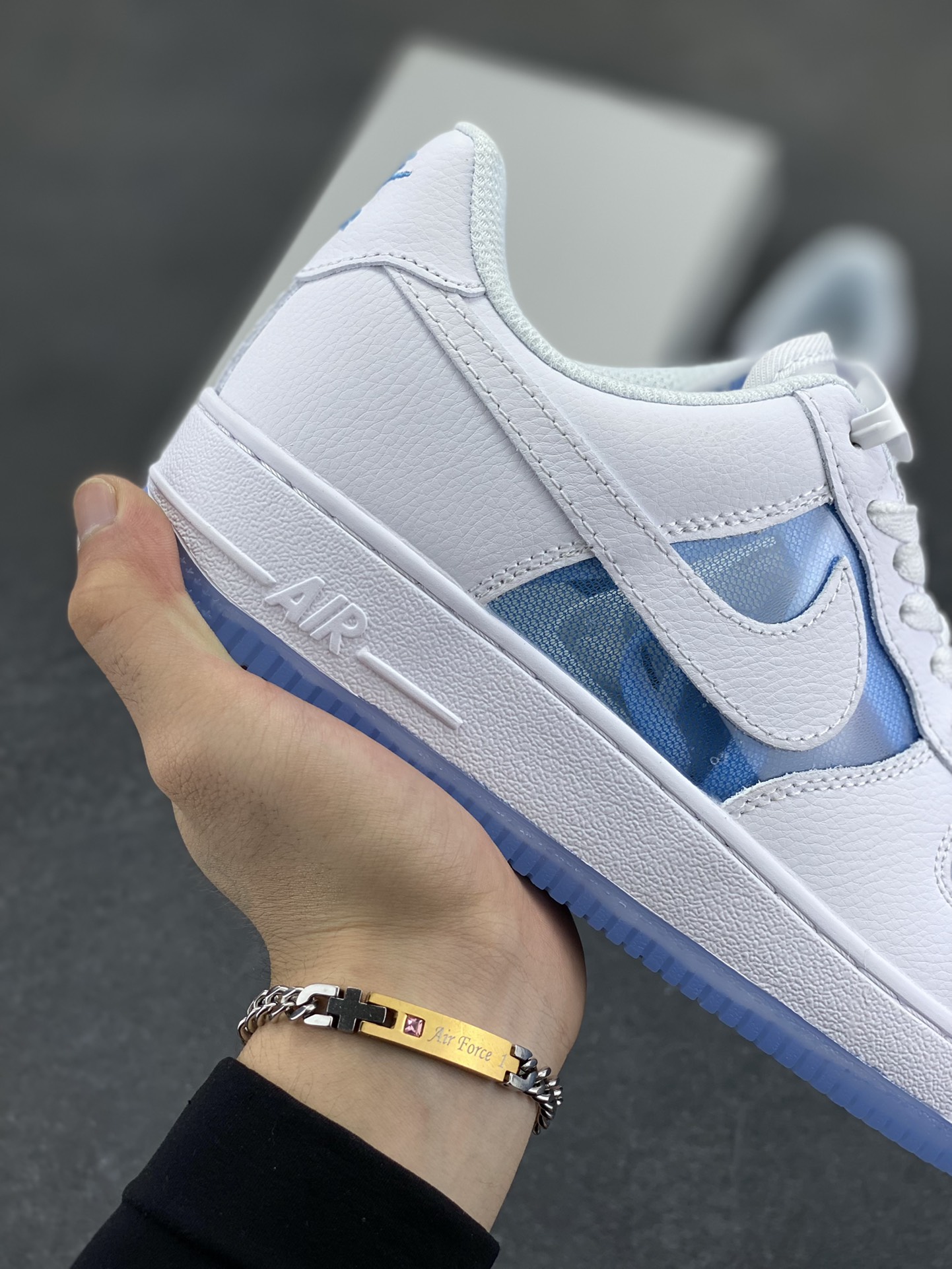 图片[6]-Nike Air Force 1 Low 空军一号低帮百搭休闲运动板鞋。柔软、弹性十足的缓震性能和出色的中底设计，横跨复古与现代的外型结合，造就出风靡全球三十多年的Force 1，直到今天还深受青睐。 货号：LB5724-100 尺码：36 36.5 37.5 38 38.5 39 40 40.5 41 42 42.5 43 44 44.5 45-选品中心