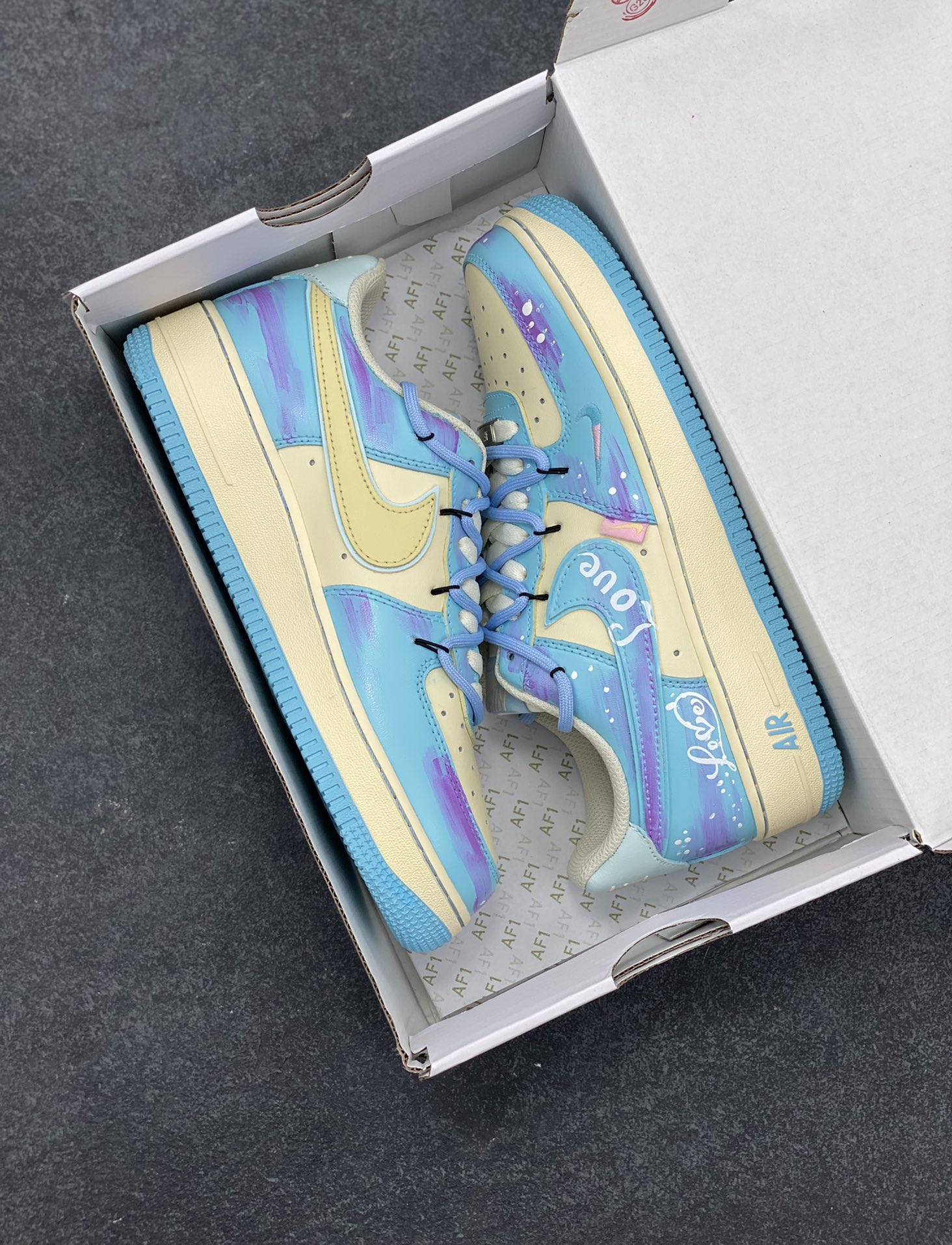 图片[9]-手绘涂鸦“海盐甜梦”“Sweet Dream of Sea Salt”空军一号定制板鞋 清透海盐蓝与柔雾紫交融，像将马卡龙色揉进云朵，鞋身 “Love” 元素化作无声情书，勾连起青春悸动。奶油中底与冰蓝外底，踩出云端漫步的轻盈，每一步都似在绵软甜梦里打转，把街头潮流与浪漫诗意，悄悄藏进日常步伐 货号：XL2332-555 尺码：36 36.5 37.5 38 38.5 39 40 40.5 41 42 42.5 43 44 44.5 45-选品中心