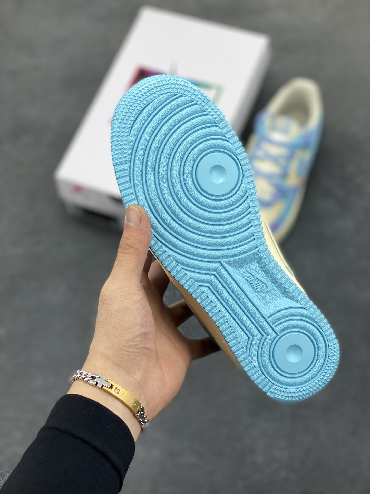 图片[5]-手绘涂鸦“海盐甜梦”“Sweet Dream of Sea Salt”空军一号定制板鞋 清透海盐蓝与柔雾紫交融，像将马卡龙色揉进云朵，鞋身 “Love” 元素化作无声情书，勾连起青春悸动。奶油中底与冰蓝外底，踩出云端漫步的轻盈，每一步都似在绵软甜梦里打转，把街头潮流与浪漫诗意，悄悄藏进日常步伐 货号：XL2332-555 尺码：36 36.5 37.5 38 38.5 39 40 40.5 41 42 42.5 43 44 44.5 45-选品中心