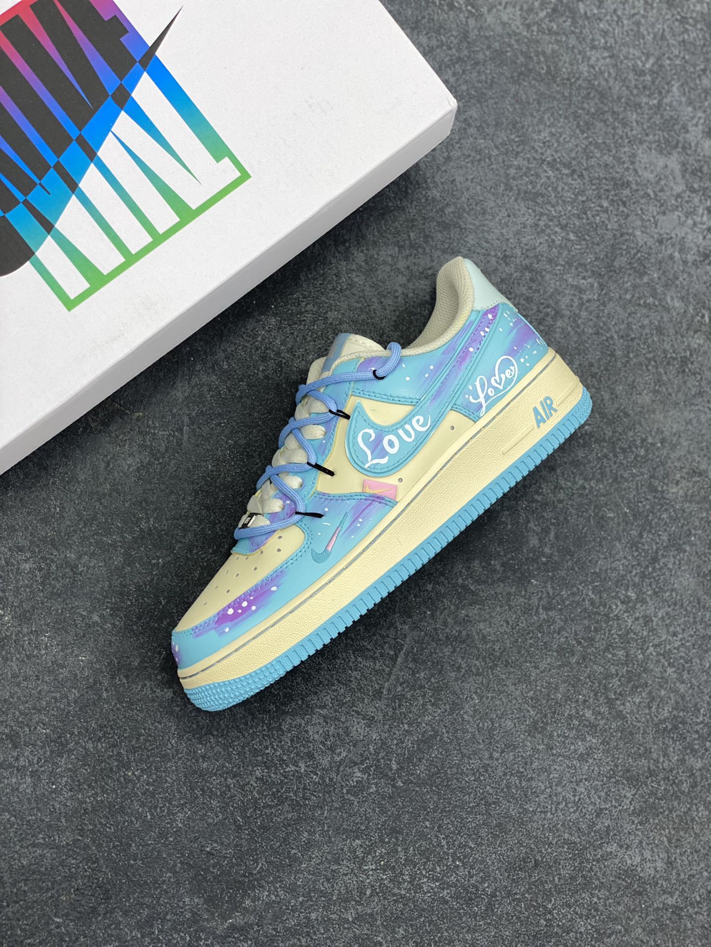 图片[7]-手绘涂鸦“海盐甜梦”“Sweet Dream of Sea Salt”空军一号定制板鞋 清透海盐蓝与柔雾紫交融，像将马卡龙色揉进云朵，鞋身 “Love” 元素化作无声情书，勾连起青春悸动。奶油中底与冰蓝外底，踩出云端漫步的轻盈，每一步都似在绵软甜梦里打转，把街头潮流与浪漫诗意，悄悄藏进日常步伐 货号：XL2332-555 尺码：36 36.5 37.5 38 38.5 39 40 40.5 41 42 42.5 43 44 44.5 45-选品中心