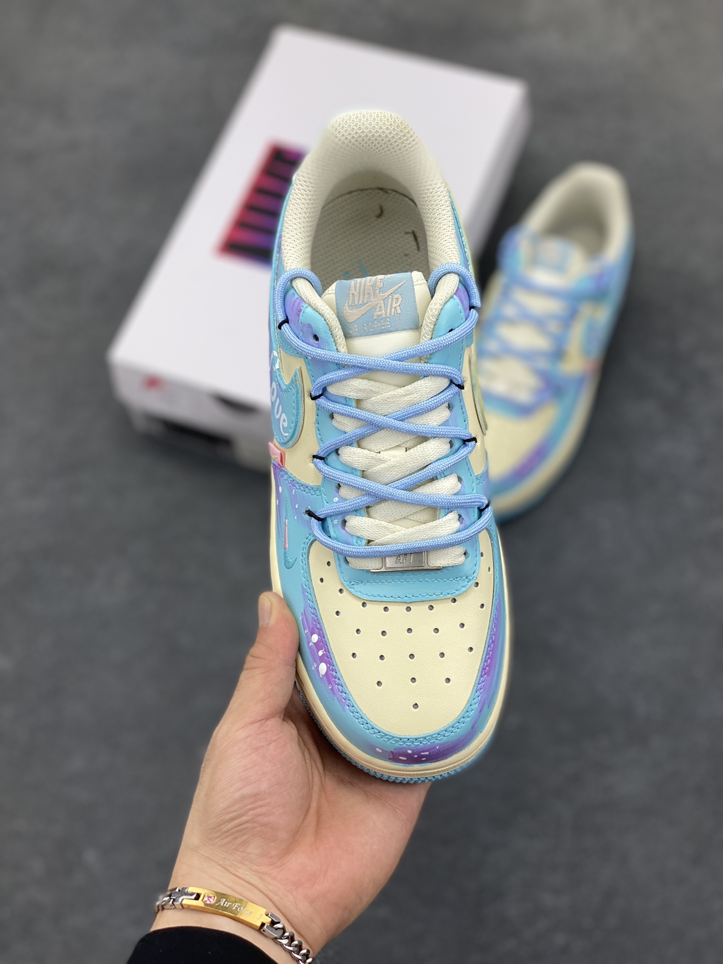 图片[2]-手绘涂鸦“海盐甜梦”“Sweet Dream of Sea Salt”空军一号定制板鞋 清透海盐蓝与柔雾紫交融，像将马卡龙色揉进云朵，鞋身 “Love” 元素化作无声情书，勾连起青春悸动。奶油中底与冰蓝外底，踩出云端漫步的轻盈，每一步都似在绵软甜梦里打转，把街头潮流与浪漫诗意，悄悄藏进日常步伐 货号：XL2332-555 尺码：36 36.5 37.5 38 38.5 39 40 40.5 41 42 42.5 43 44 44.5 45-选品中心