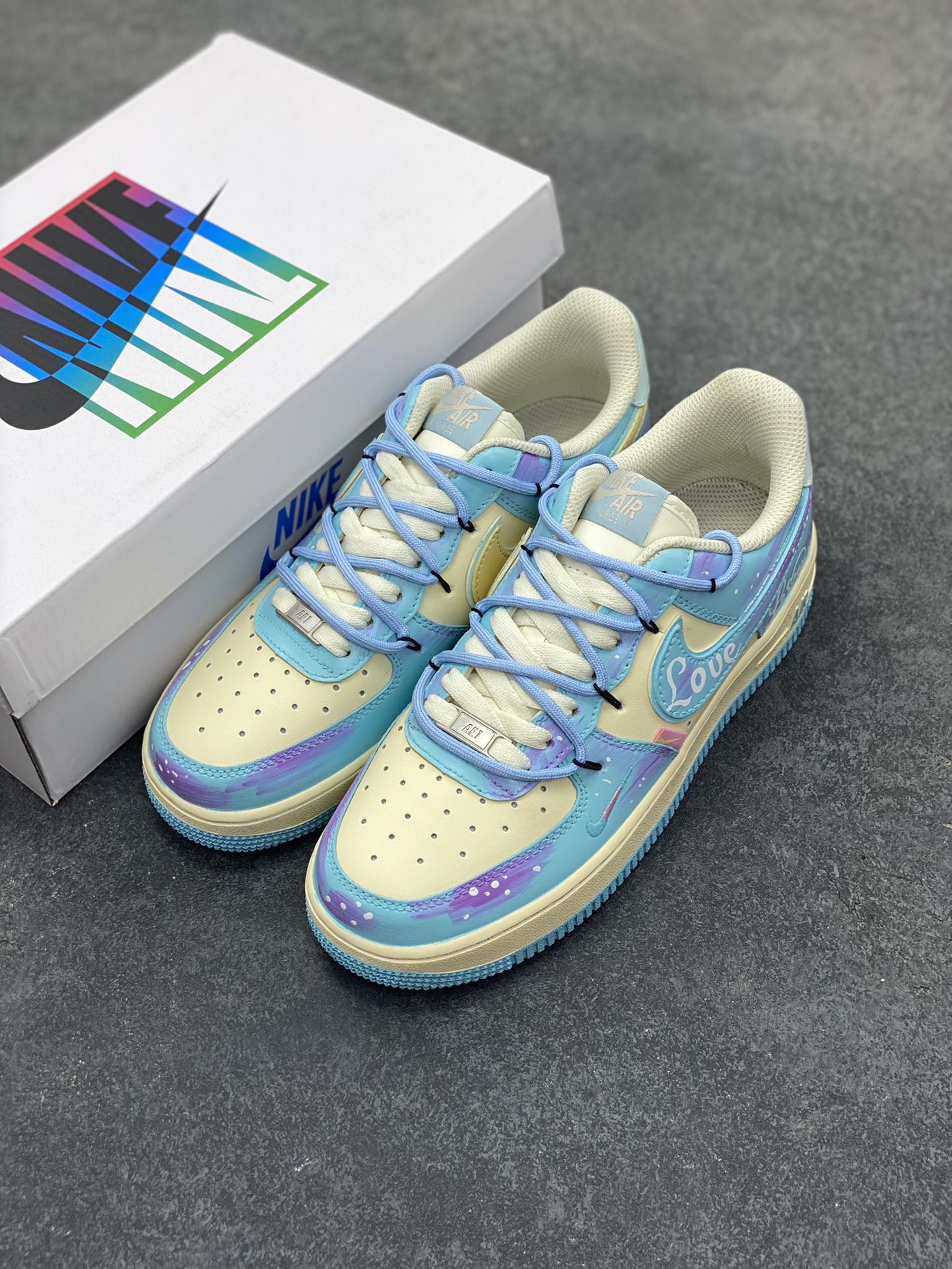 图片[8]-手绘涂鸦“海盐甜梦”“Sweet Dream of Sea Salt”空军一号定制板鞋 清透海盐蓝与柔雾紫交融，像将马卡龙色揉进云朵，鞋身 “Love” 元素化作无声情书，勾连起青春悸动。奶油中底与冰蓝外底，踩出云端漫步的轻盈，每一步都似在绵软甜梦里打转，把街头潮流与浪漫诗意，悄悄藏进日常步伐 货号：XL2332-555 尺码：36 36.5 37.5 38 38.5 39 40 40.5 41 42 42.5 43 44 44.5 45-选品中心