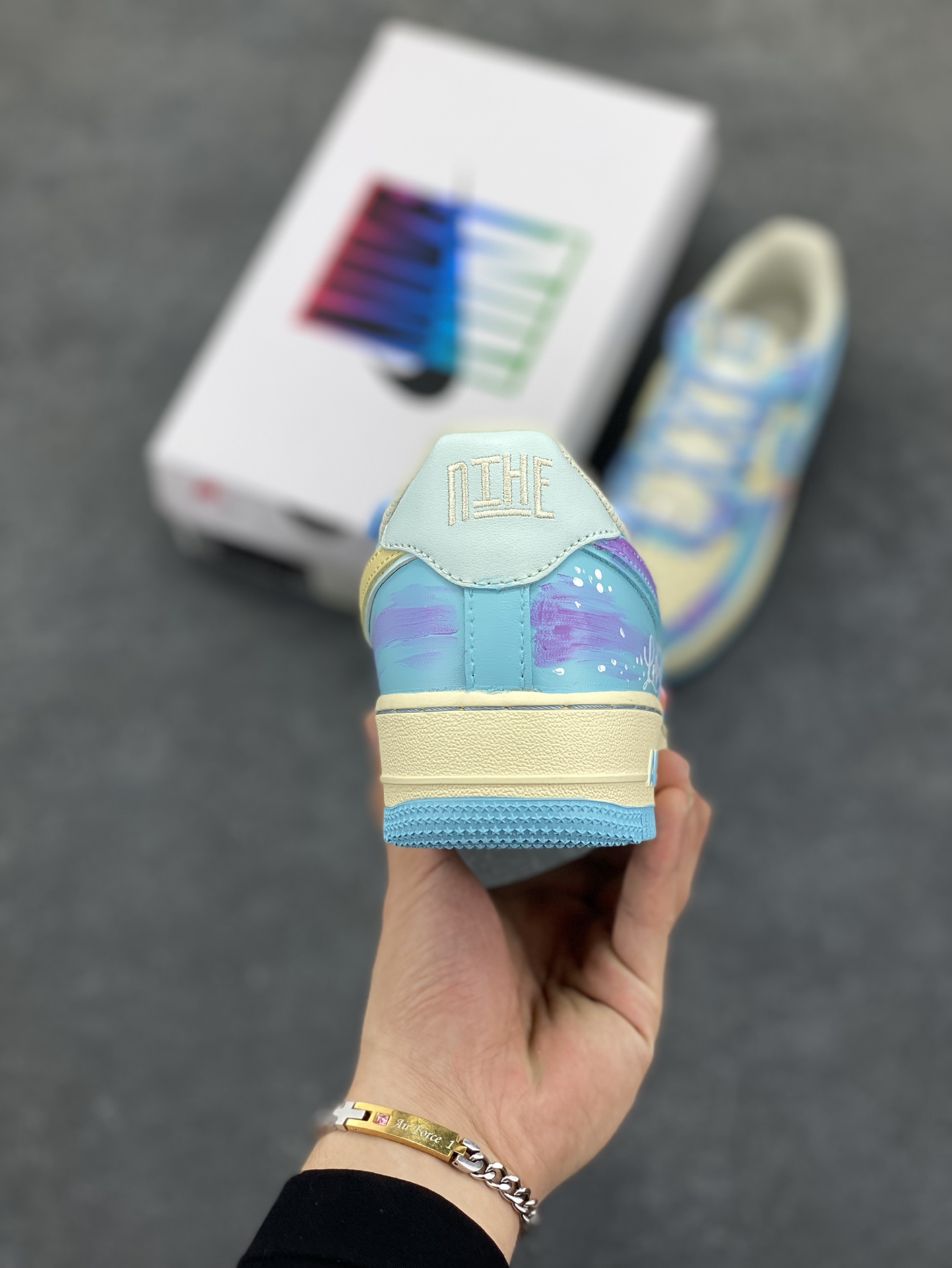 图片[4]-手绘涂鸦“海盐甜梦”“Sweet Dream of Sea Salt”空军一号定制板鞋 清透海盐蓝与柔雾紫交融，像将马卡龙色揉进云朵，鞋身 “Love” 元素化作无声情书，勾连起青春悸动。奶油中底与冰蓝外底，踩出云端漫步的轻盈，每一步都似在绵软甜梦里打转，把街头潮流与浪漫诗意，悄悄藏进日常步伐 货号：XL2332-555 尺码：36 36.5 37.5 38 38.5 39 40 40.5 41 42 42.5 43 44 44.5 45-选品中心