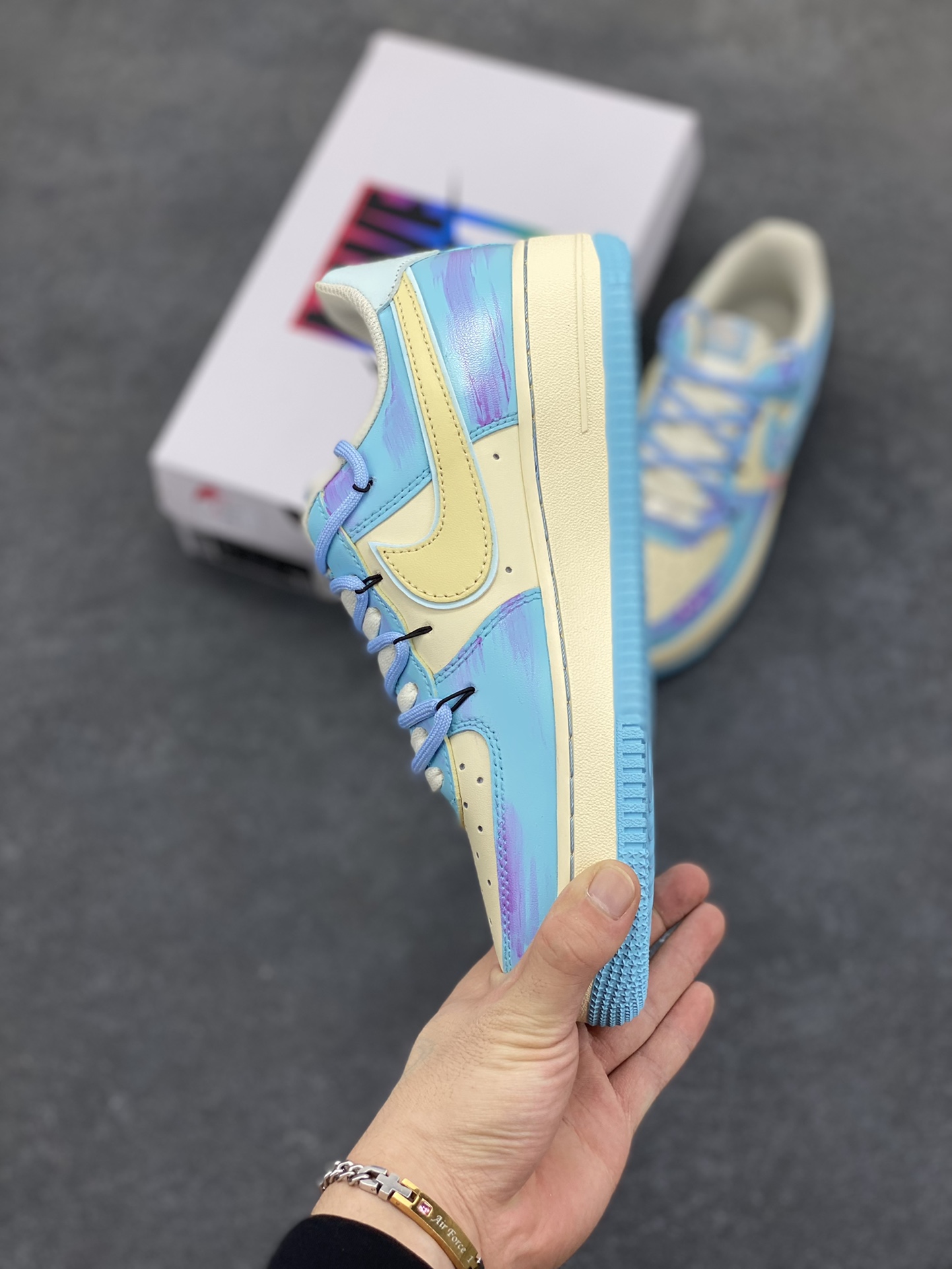 图片[3]-手绘涂鸦“海盐甜梦”“Sweet Dream of Sea Salt”空军一号定制板鞋 清透海盐蓝与柔雾紫交融，像将马卡龙色揉进云朵，鞋身 “Love” 元素化作无声情书，勾连起青春悸动。奶油中底与冰蓝外底，踩出云端漫步的轻盈，每一步都似在绵软甜梦里打转，把街头潮流与浪漫诗意，悄悄藏进日常步伐 货号：XL2332-555 尺码：36 36.5 37.5 38 38.5 39 40 40.5 41 42 42.5 43 44 44.5 45-选品中心