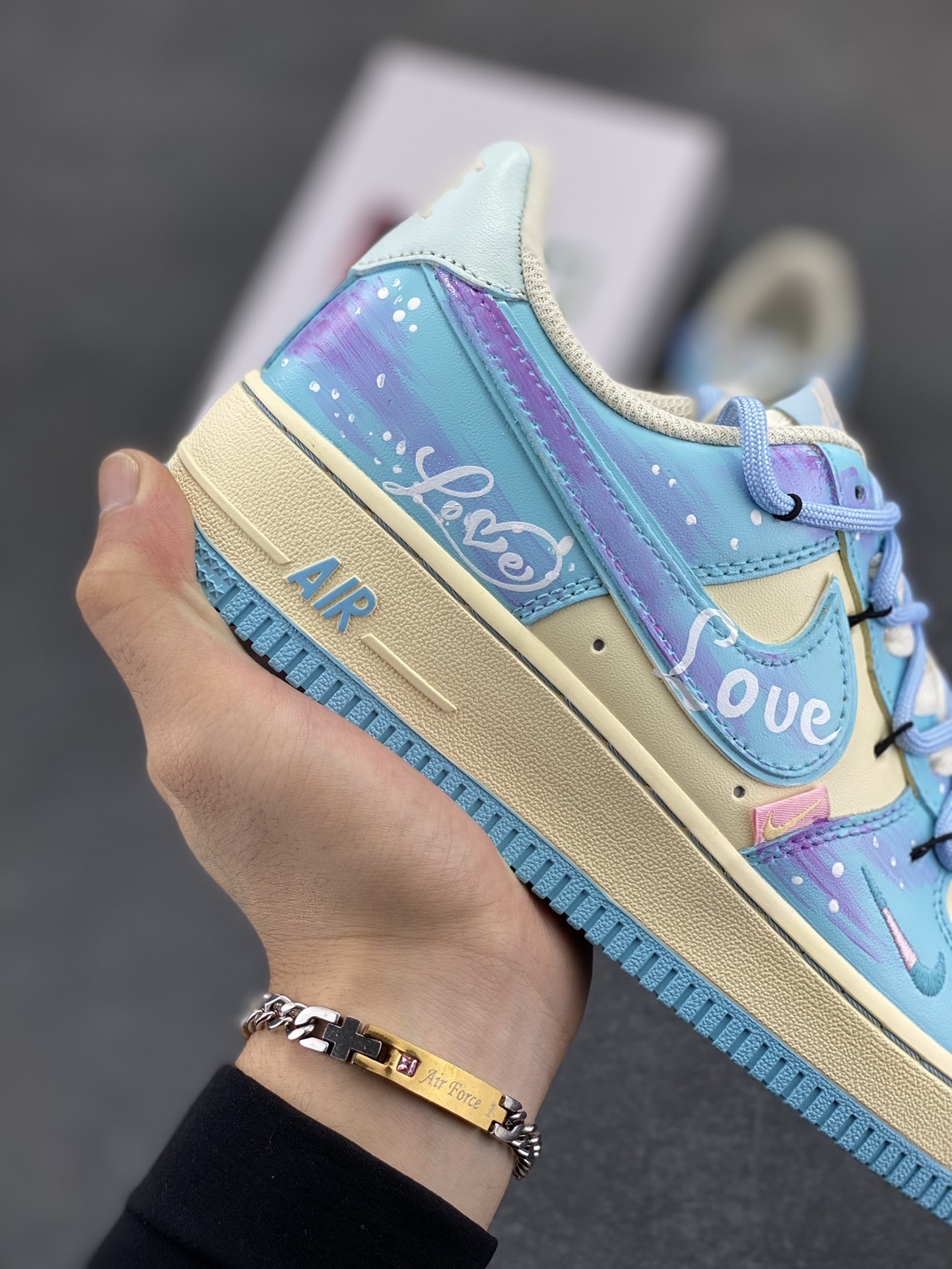 图片[6]-手绘涂鸦“海盐甜梦”“Sweet Dream of Sea Salt”空军一号定制板鞋 清透海盐蓝与柔雾紫交融，像将马卡龙色揉进云朵，鞋身 “Love” 元素化作无声情书，勾连起青春悸动。奶油中底与冰蓝外底，踩出云端漫步的轻盈，每一步都似在绵软甜梦里打转，把街头潮流与浪漫诗意，悄悄藏进日常步伐 货号：XL2332-555 尺码：36 36.5 37.5 38 38.5 39 40 40.5 41 42 42.5 43 44 44.5 45-选品中心