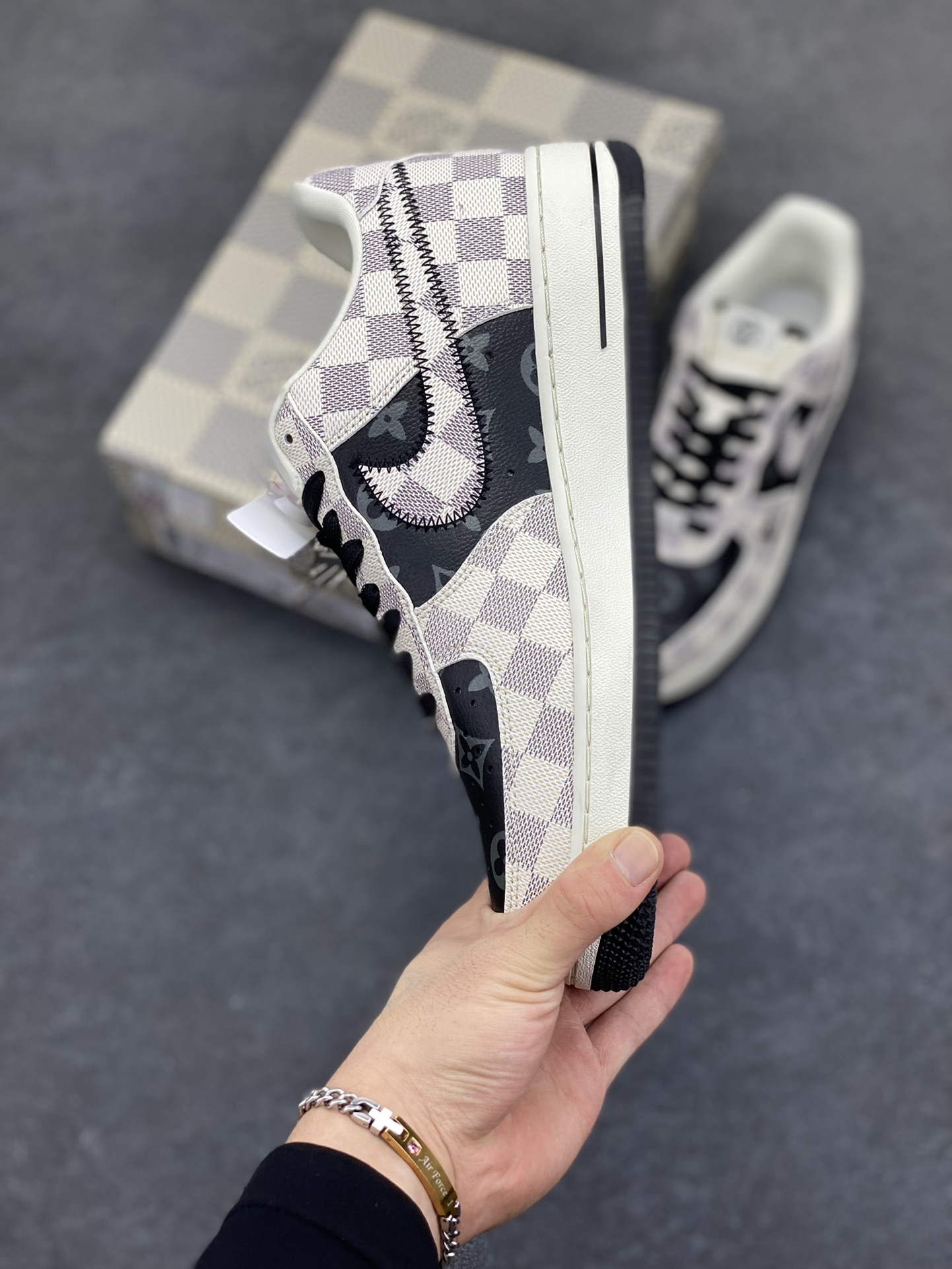 图片[3]-NIke Air Force 1 \’07 Low LV联名–格纹雾灰 空军一号低帮 运动鞋 休闲鞋 折边针车 工艺难度大 原楦头原纸板 原装鞋盒 原厂鞋底 超高清洁度 细节完美 货号：SC0601-562 尺码：36 36.5 37.5 38 38.5 39 40 40.5 41 42 42.5 43 44 44.5 45-选品中心