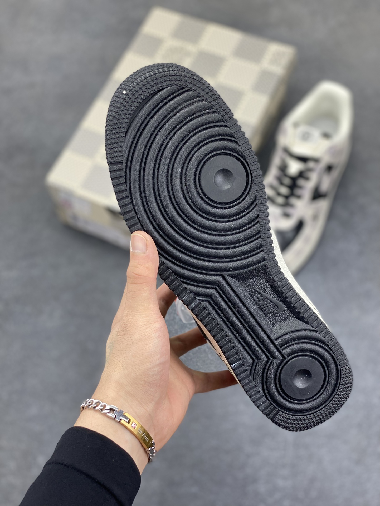 图片[5]-NIke Air Force 1 \’07 Low LV联名–格纹雾灰 空军一号低帮 运动鞋 休闲鞋 折边针车 工艺难度大 原楦头原纸板 原装鞋盒 原厂鞋底 超高清洁度 细节完美 货号：SC0601-562 尺码：36 36.5 37.5 38 38.5 39 40 40.5 41 42 42.5 43 44 44.5 45-选品中心