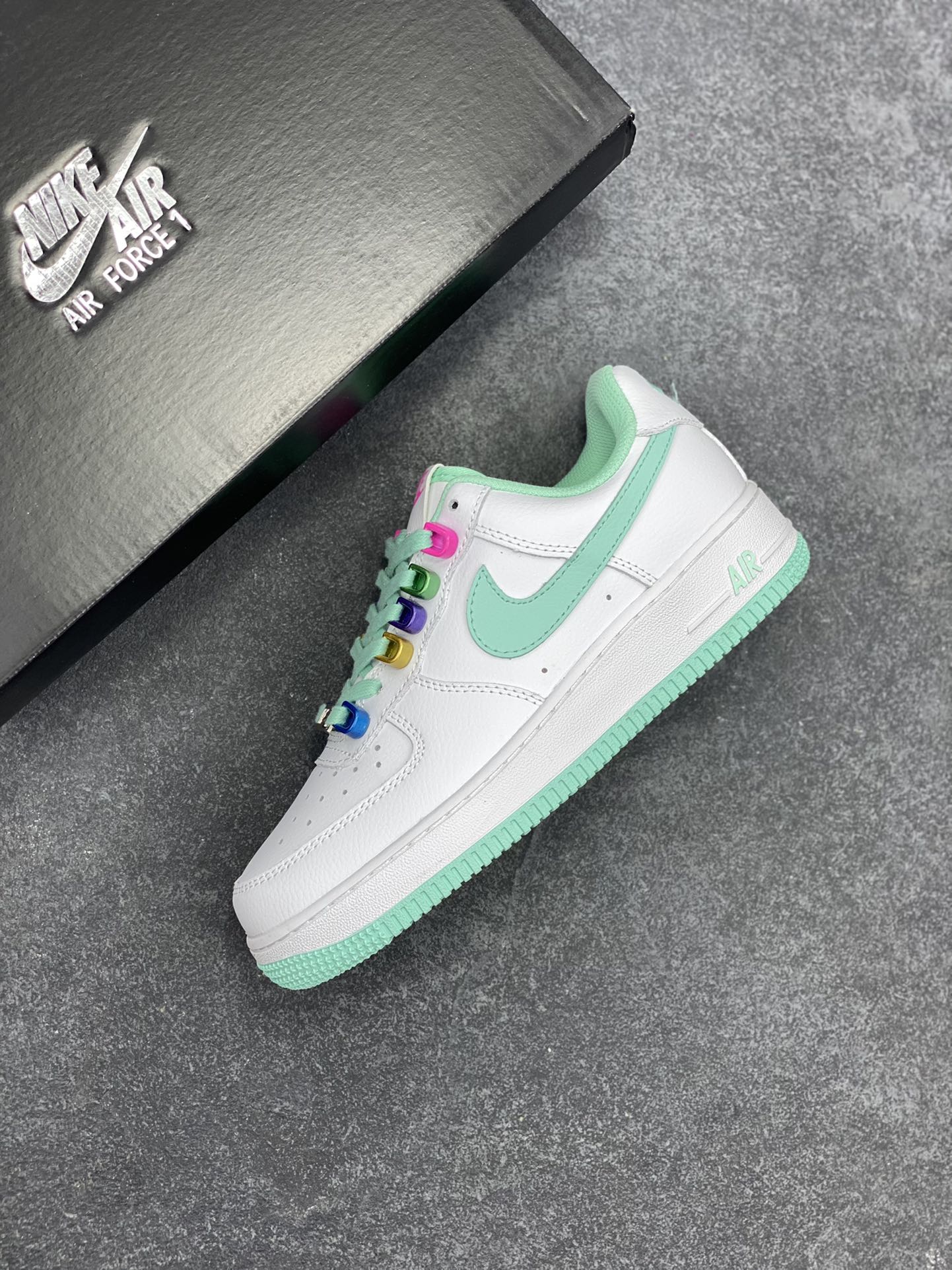 图片[7]-Nike Air Force 1 Low 空军一号低帮百搭休闲运动板鞋。柔软、弹性十足的缓震性能和出色的中底设计，横跨复古与现代的外型结合，造就出风靡全球三十多年的Force 1，直到今天还深受青睐。 货号：FB8971-100 尺码：36 36.5 37.5 38 38.5 39 40-选品中心