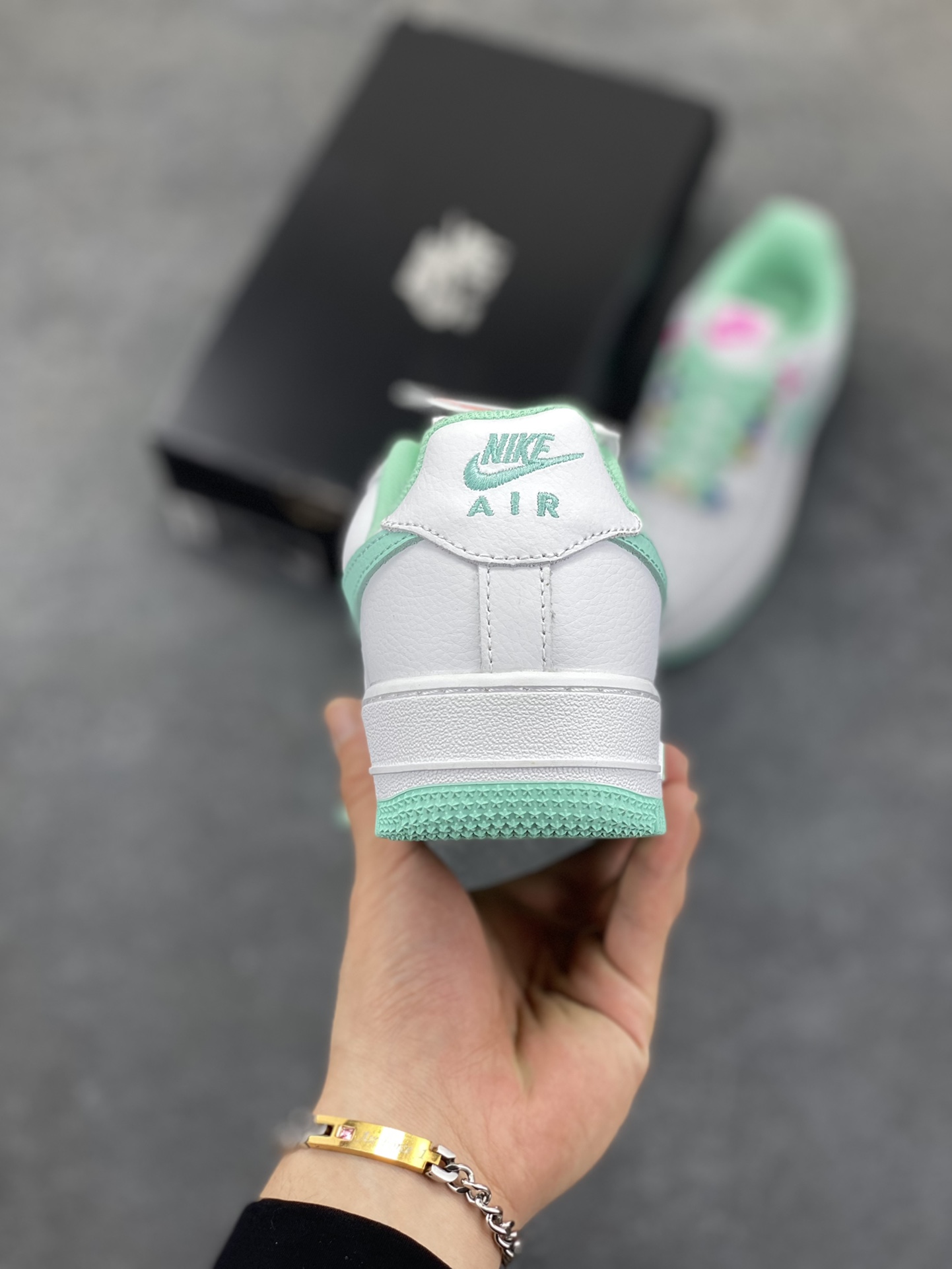 图片[4]-Nike Air Force 1 Low 空军一号低帮百搭休闲运动板鞋。柔软、弹性十足的缓震性能和出色的中底设计，横跨复古与现代的外型结合，造就出风靡全球三十多年的Force 1，直到今天还深受青睐。 货号：FB8971-100 尺码：36 36.5 37.5 38 38.5 39 40-选品中心