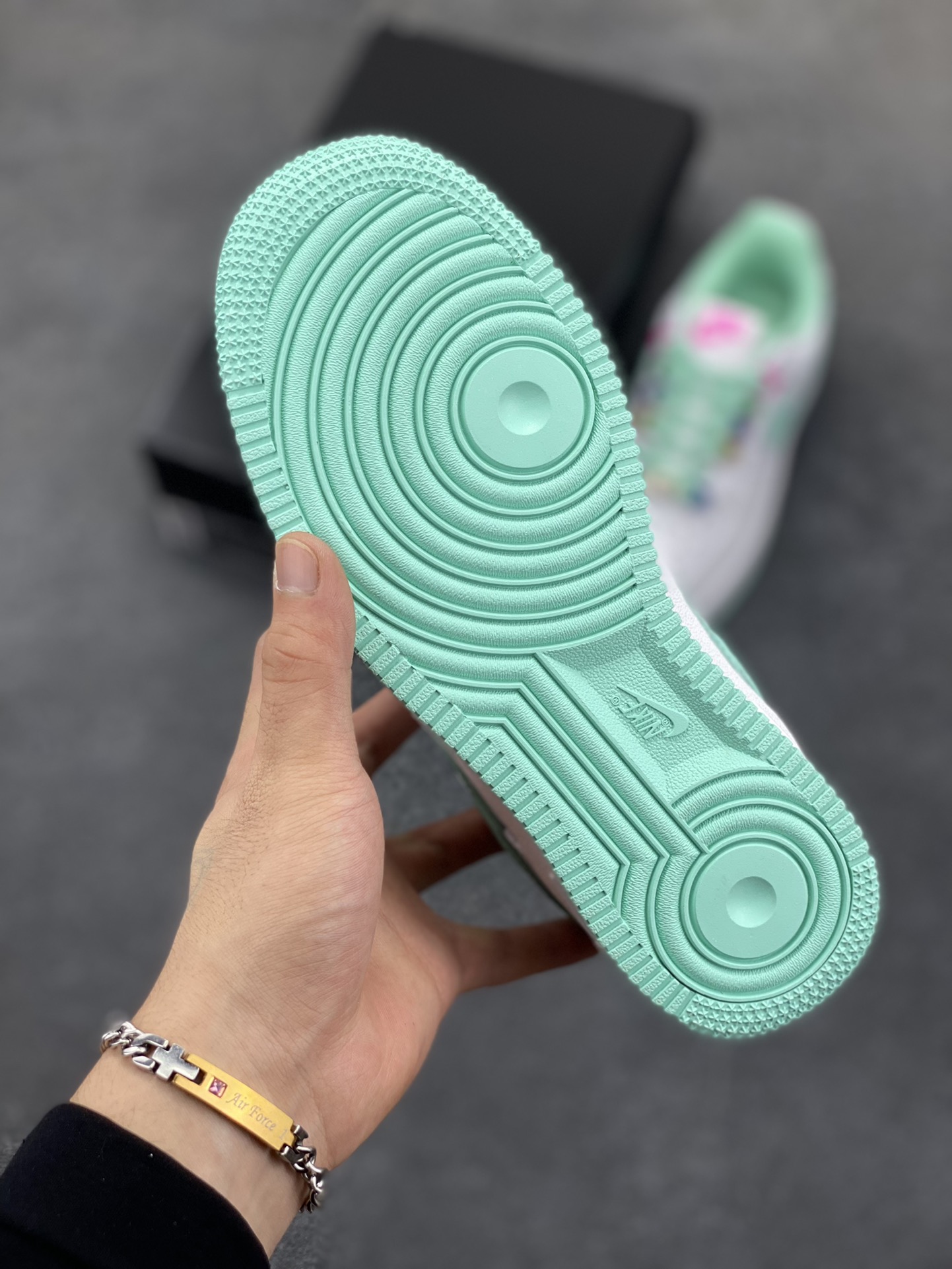 图片[5]-Nike Air Force 1 Low 空军一号低帮百搭休闲运动板鞋。柔软、弹性十足的缓震性能和出色的中底设计，横跨复古与现代的外型结合，造就出风靡全球三十多年的Force 1，直到今天还深受青睐。 货号：FB8971-100 尺码：36 36.5 37.5 38 38.5 39 40-选品中心