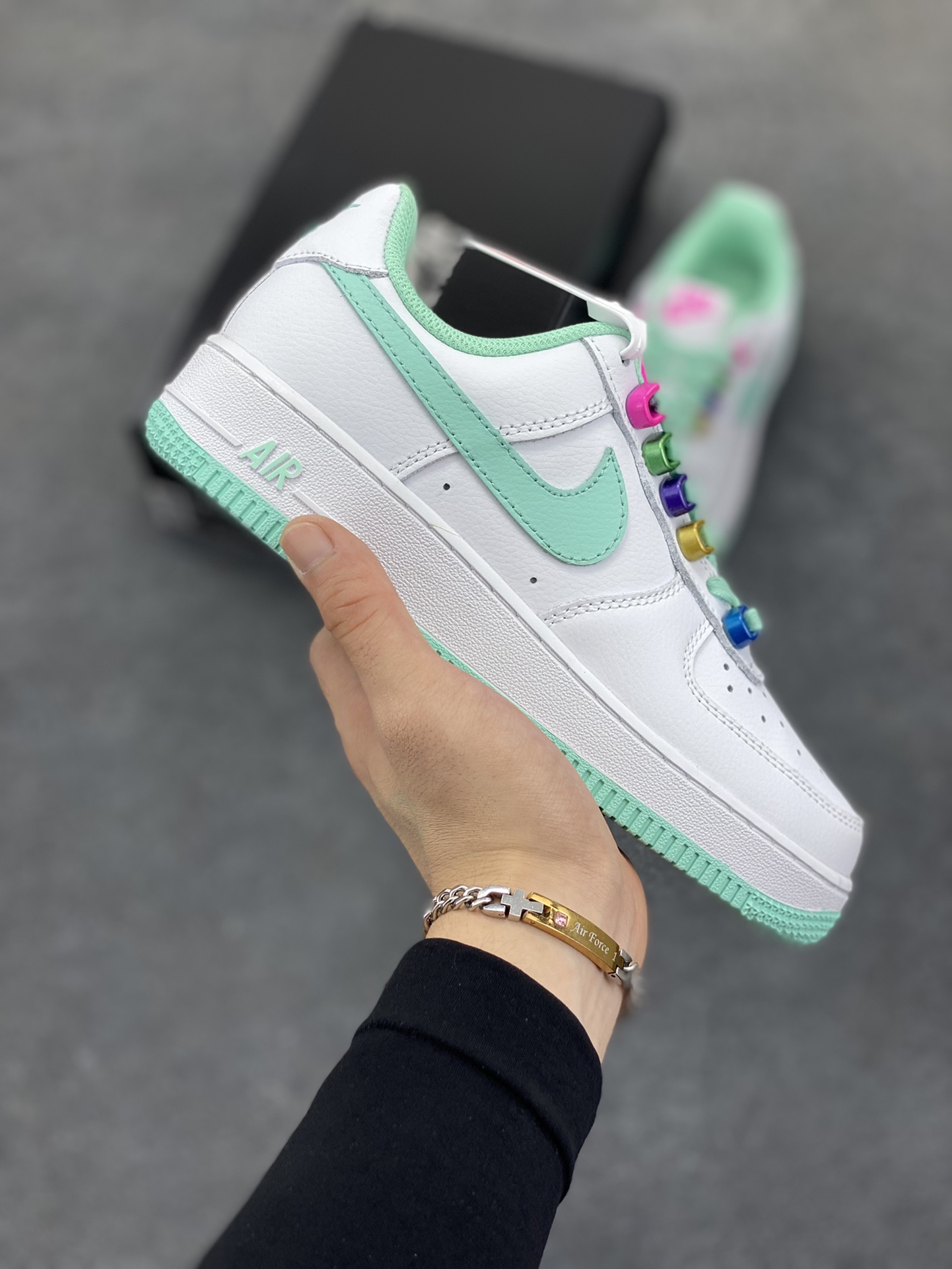 Nike Air Force 1 Low 空军一号低帮百搭休闲运动板鞋。柔软、弹性十足的缓震性能和出色的中底设计，横跨复古与现代的外型结合，造就出风靡全球三十多年的Force 1，直到今天还深受青睐。 货号：FB8971-100 尺码：36 36.5 37.5 38 38.5 39 40-选品中心