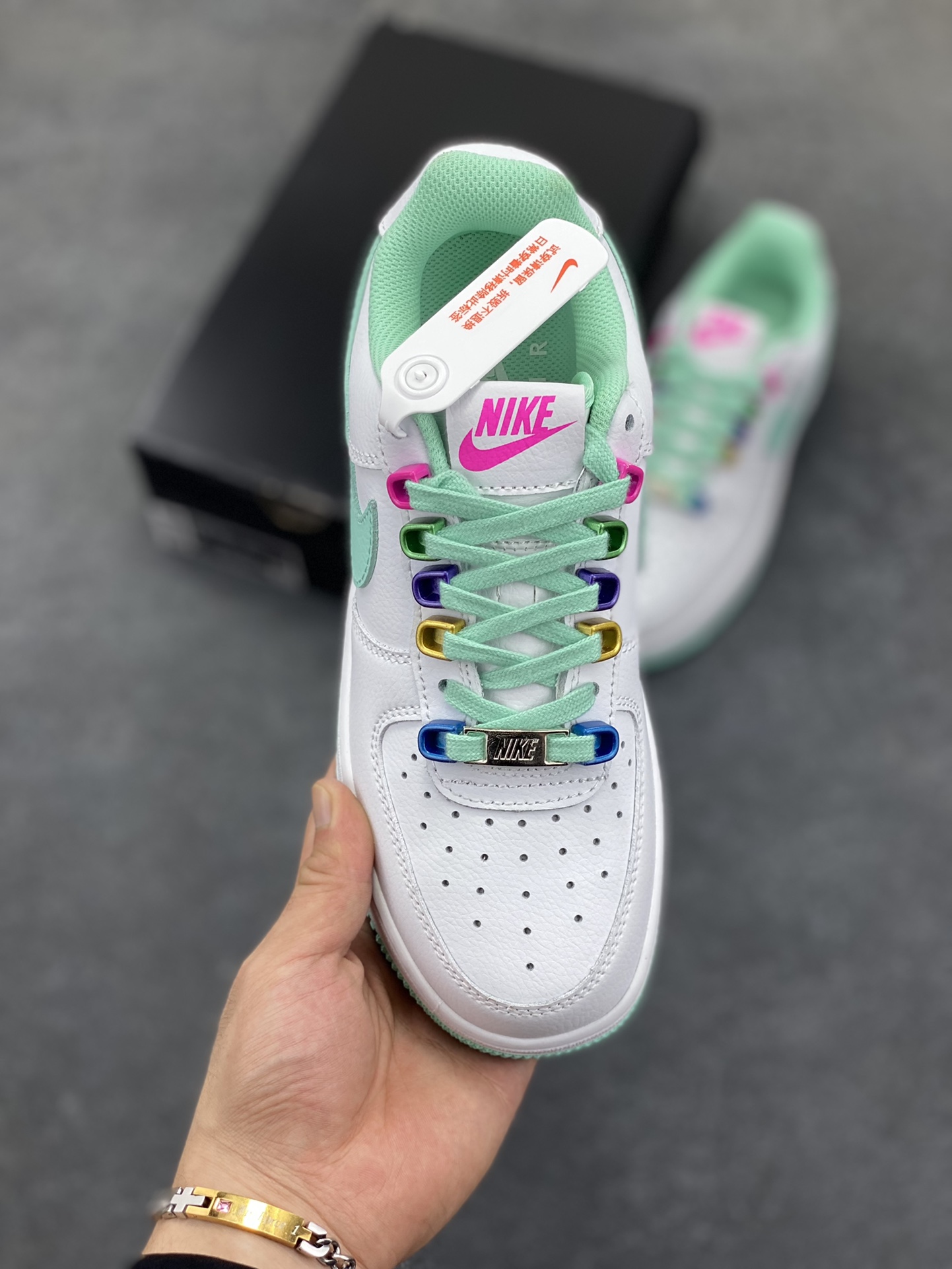 图片[2]-Nike Air Force 1 Low 空军一号低帮百搭休闲运动板鞋。柔软、弹性十足的缓震性能和出色的中底设计，横跨复古与现代的外型结合，造就出风靡全球三十多年的Force 1，直到今天还深受青睐。 货号：FB8971-100 尺码：36 36.5 37.5 38 38.5 39 40-选品中心