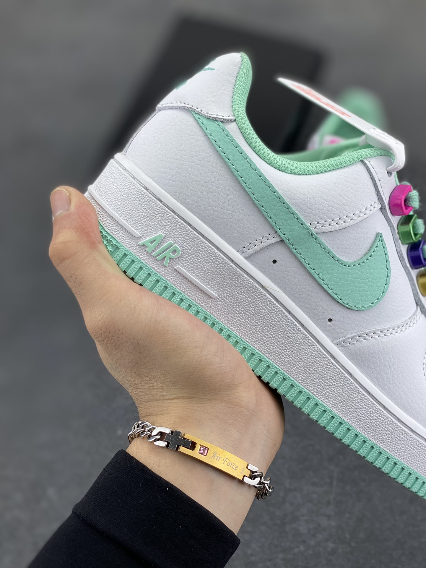 图片[6]-Nike Air Force 1 Low 空军一号低帮百搭休闲运动板鞋。柔软、弹性十足的缓震性能和出色的中底设计，横跨复古与现代的外型结合，造就出风靡全球三十多年的Force 1，直到今天还深受青睐。 货号：FB8971-100 尺码：36 36.5 37.5 38 38.5 39 40-选品中心