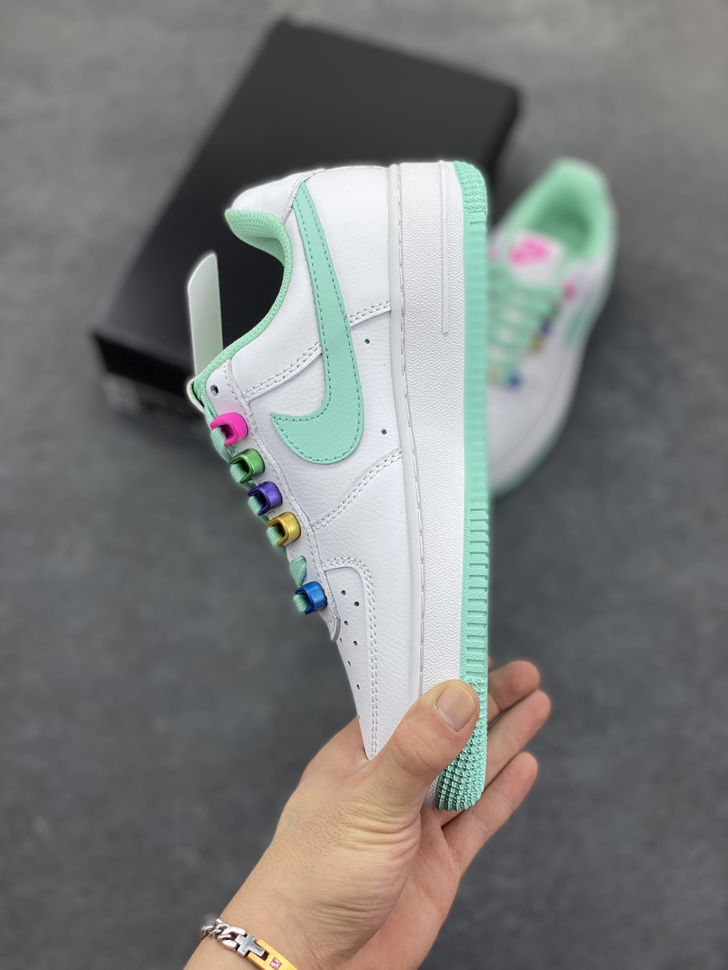 图片[3]-Nike Air Force 1 Low 空军一号低帮百搭休闲运动板鞋。柔软、弹性十足的缓震性能和出色的中底设计，横跨复古与现代的外型结合，造就出风靡全球三十多年的Force 1，直到今天还深受青睐。 货号：FB8971-100 尺码：36 36.5 37.5 38 38.5 39 40-选品中心