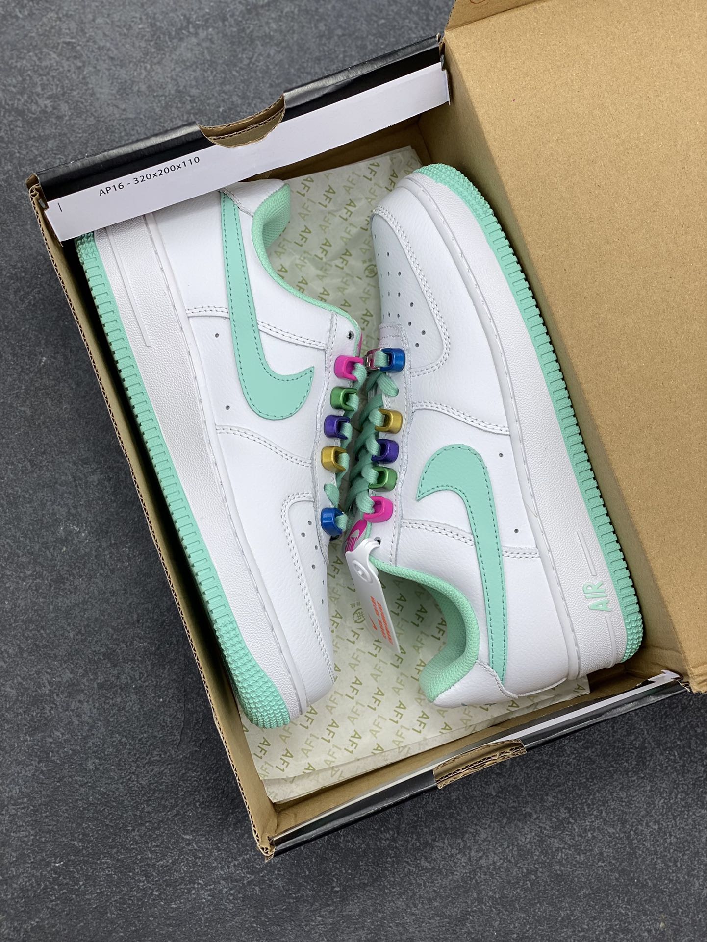 图片[9]-Nike Air Force 1 Low 空军一号低帮百搭休闲运动板鞋。柔软、弹性十足的缓震性能和出色的中底设计，横跨复古与现代的外型结合，造就出风靡全球三十多年的Force 1，直到今天还深受青睐。 货号：FB8971-100 尺码：36 36.5 37.5 38 38.5 39 40-选品中心