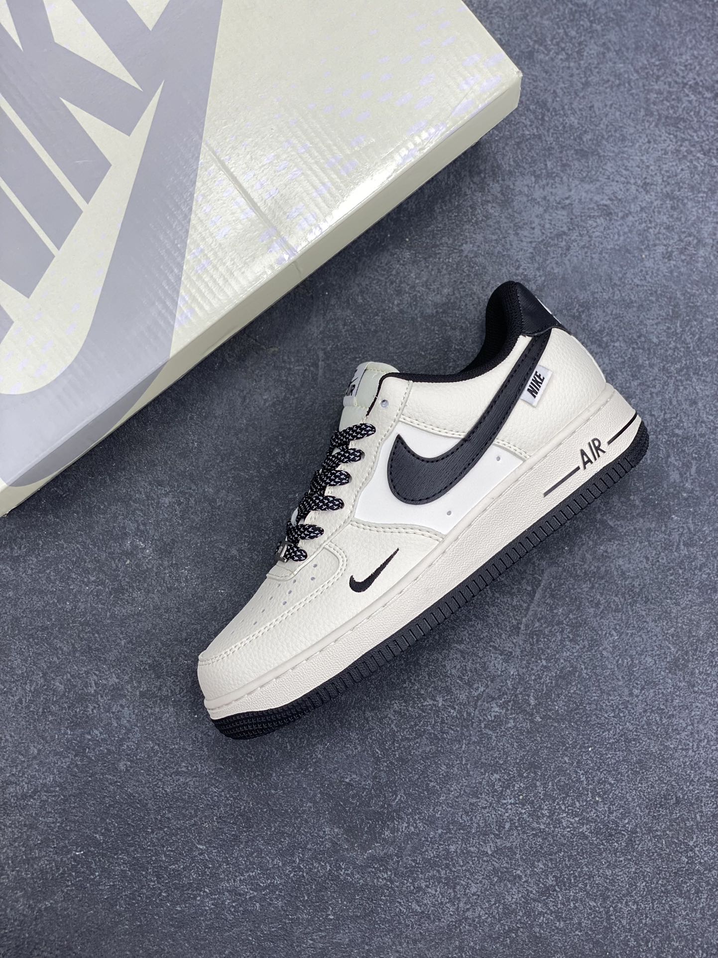 图片[7]-NIke Air Force 1 \’07 Low “NIKE-树纹经典黑”空军一号 低帮 运动鞋 休闲鞋 折边针车 工艺难度大 原楦头原纸板 原装鞋盒 定制五金配件 内置全掌气垫 原厂鞋底 货号：SM6668-105 尺码：36 36.5 37.5 38 38.5 39 40 40.5 41 42 42.5 43 44 44.5 45-选品中心